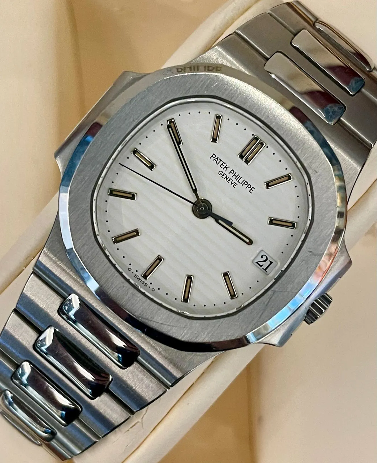 Patek Philippe Nautilus 3800/1A-011 40mm Stainless steel White 4