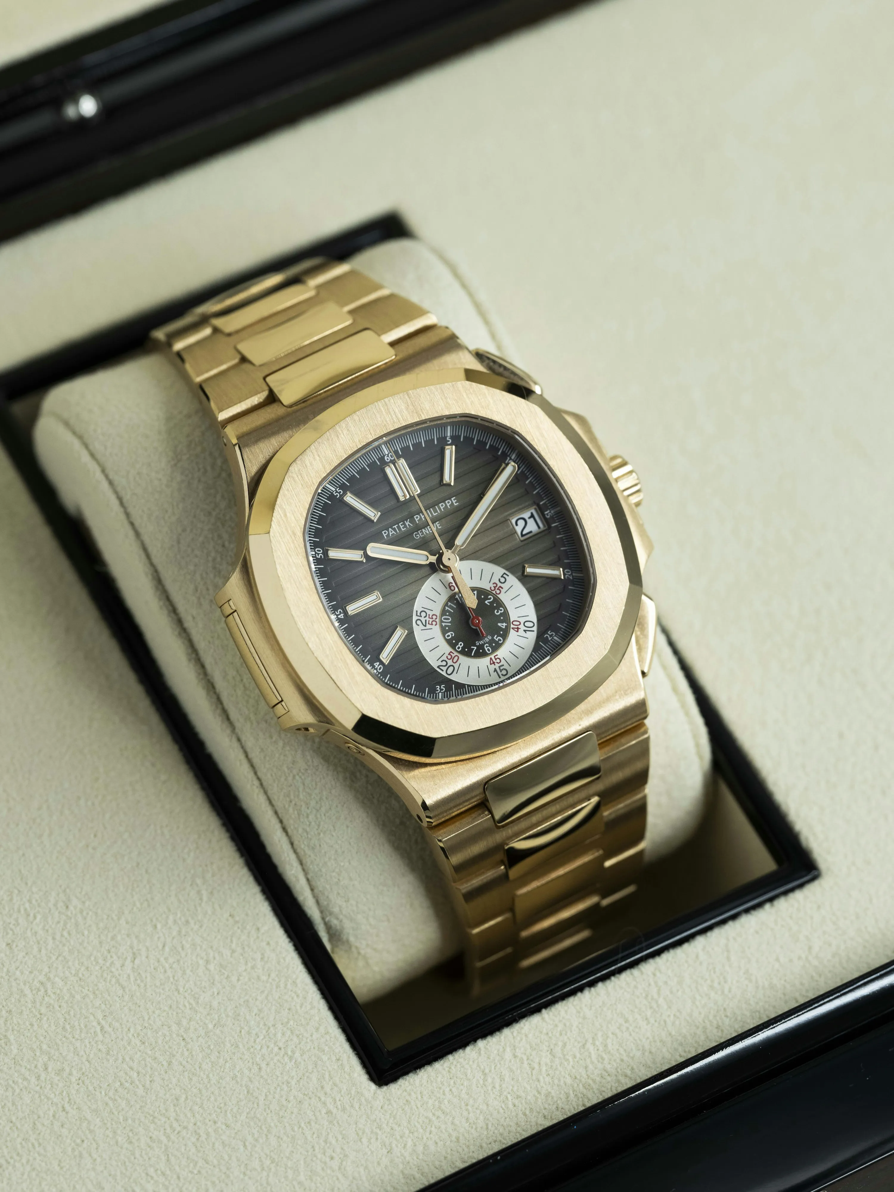 Patek Philippe Nautilus 5980R 40.5mm Rose gold Brown 20