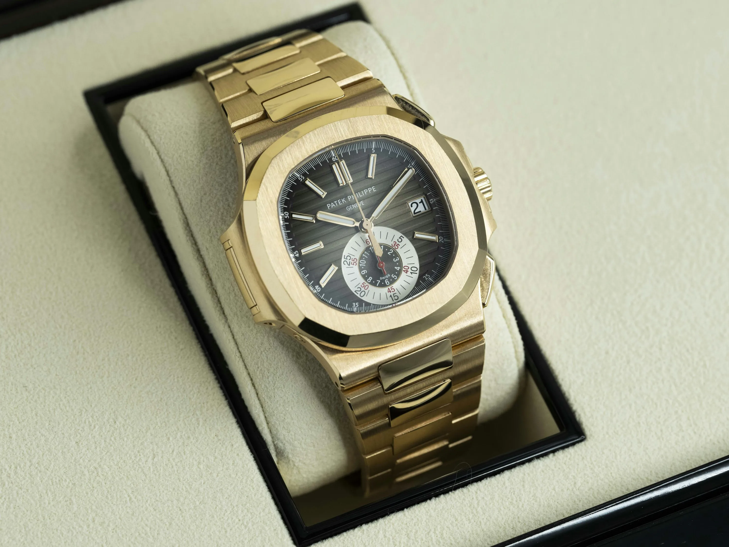 Patek Philippe Nautilus 5980R 40.5mm Rose gold Brown 21