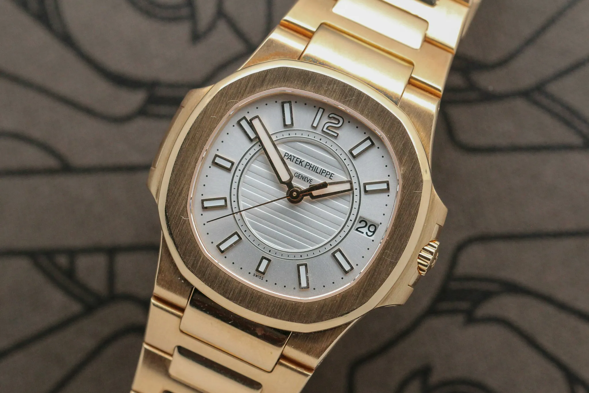 Patek Philippe Nautilus 7011/1R-001 32mm Rose gold White 4