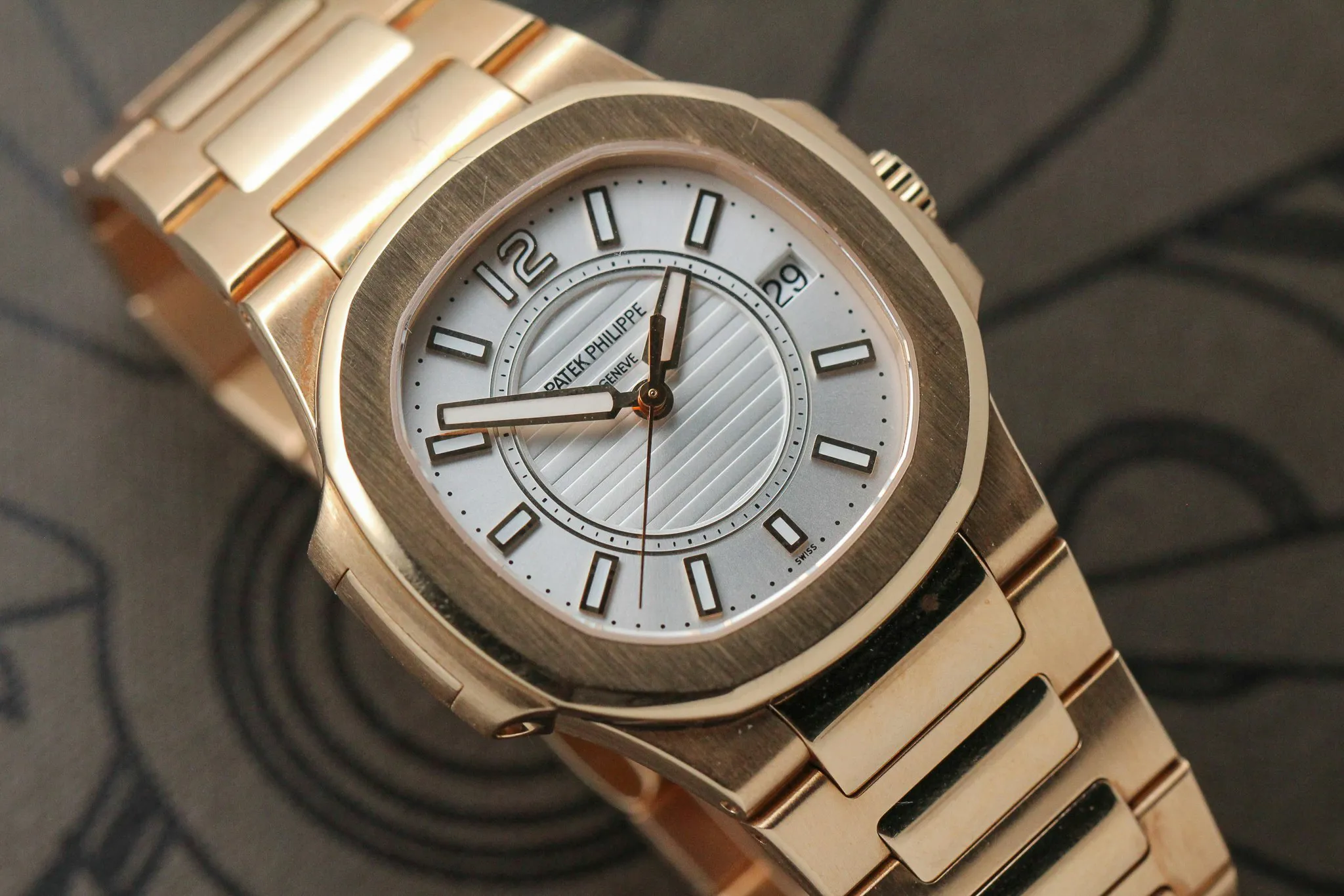 Patek Philippe Nautilus 7011/1R-001 32mm Rose gold White 11