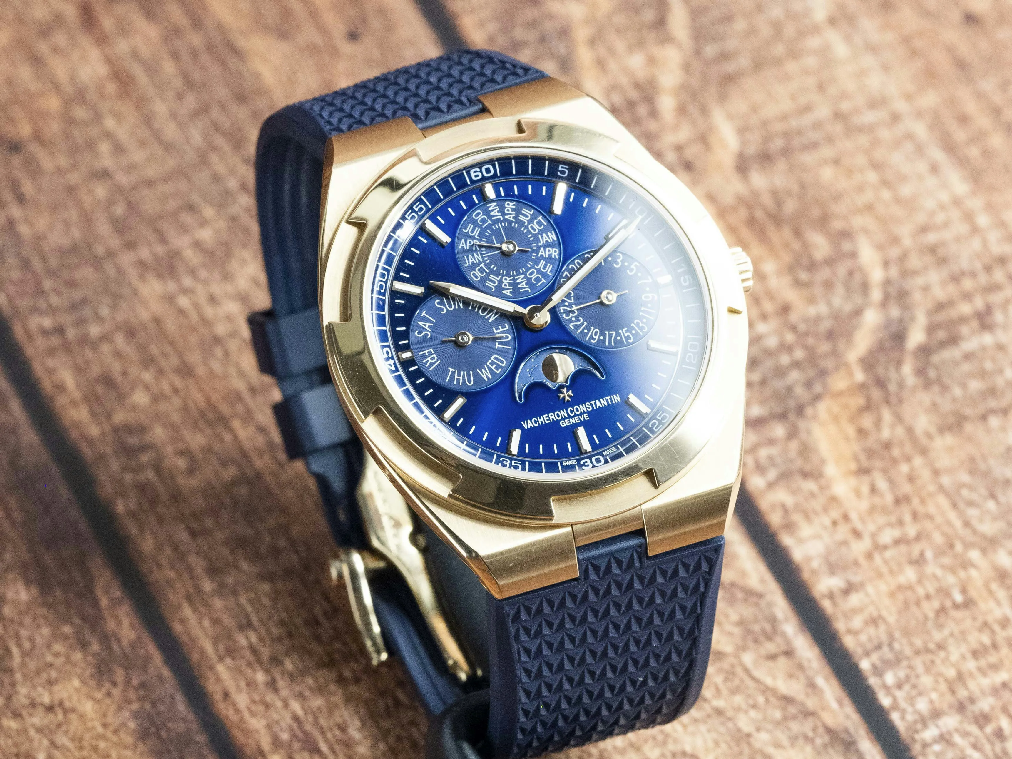 Vacheron Constantin Overseas 4300V/000R-B509 41.5mm Rose gold Blue 2