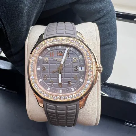 Patek Philippe Aquanaut 5268/200R-010 39mm Rose gold Brown 9