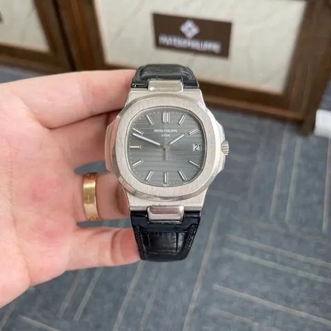 Patek Philippe Nautilus 5711G-001 40mm White gold Gray