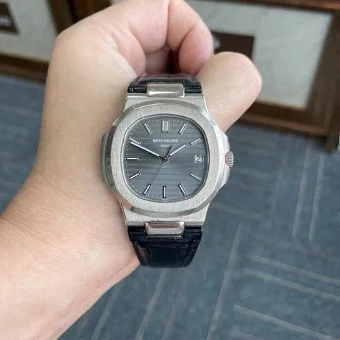 Patek Philippe Nautilus 5711G-001 40mm White gold Gray 5