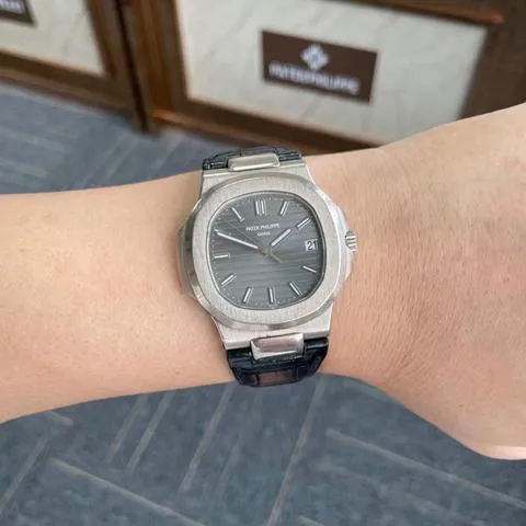 Patek Philippe Nautilus 5711G-001 40mm White gold Gray 6