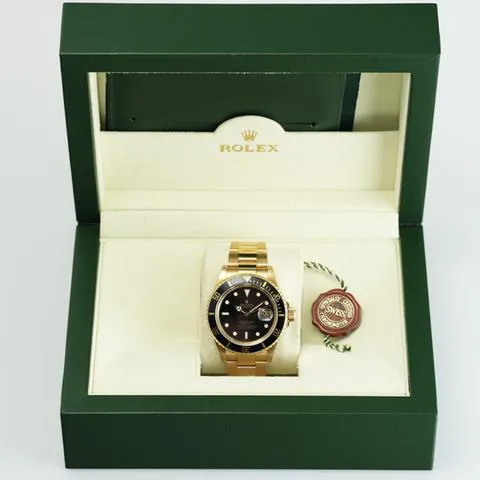 Rolex Submariner Date 16618LN Yellow gold Black 2