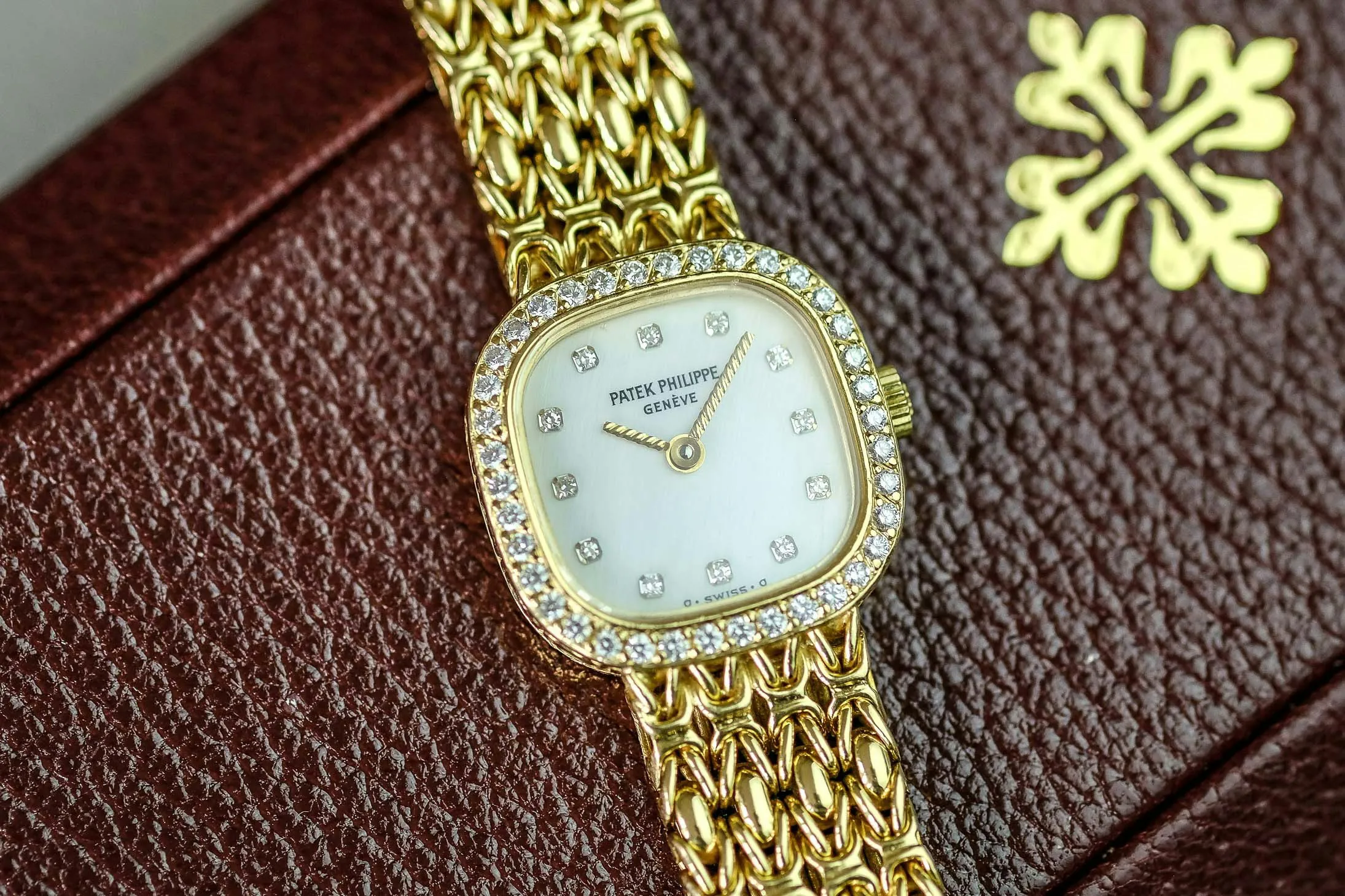 Patek Philippe 4712/1 20mm Yellow gold and Diamond Mother of pearl with diamond