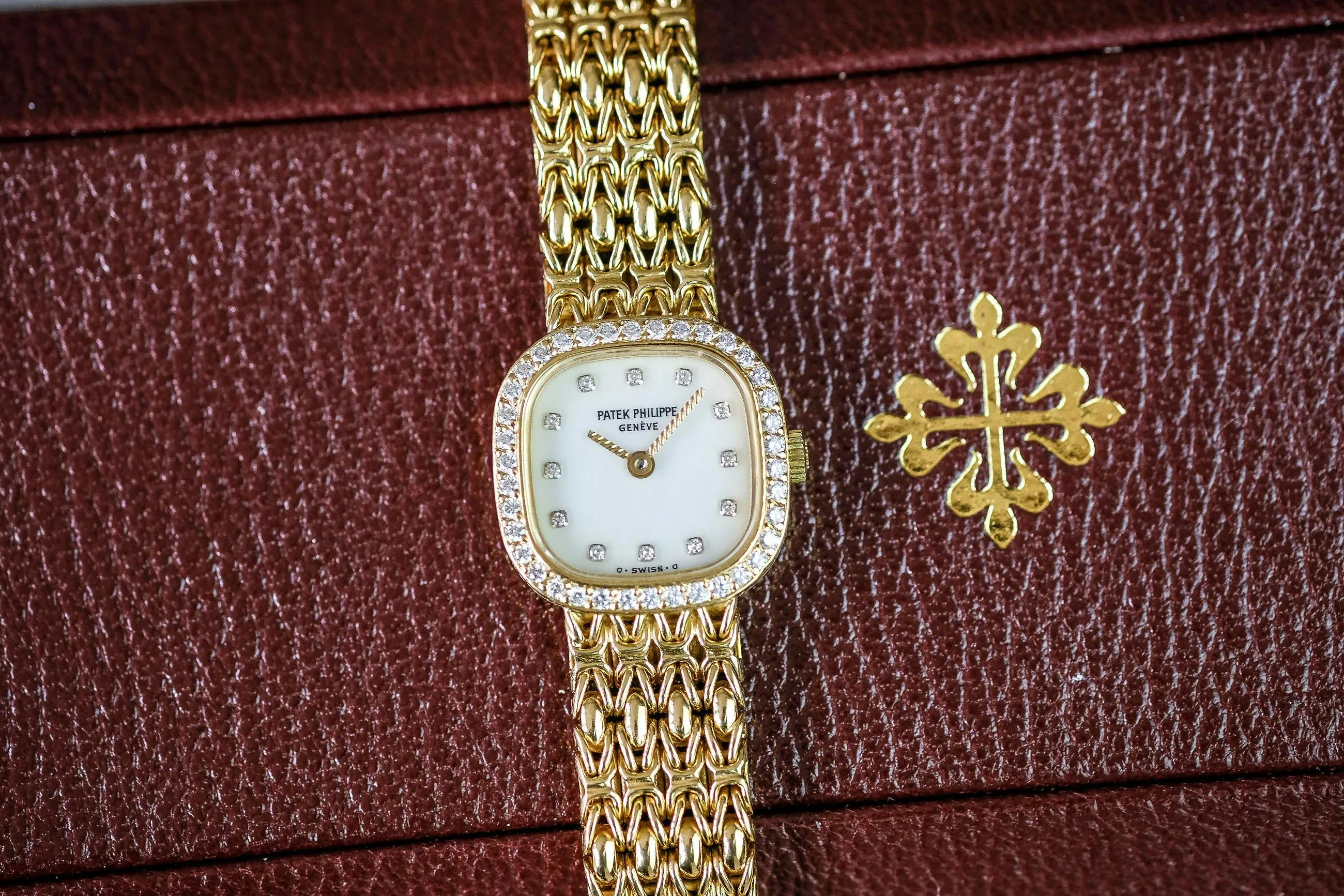 Patek Philippe 4712/1 20mm Yellow gold and Diamond Mother of pearl with diamond 1