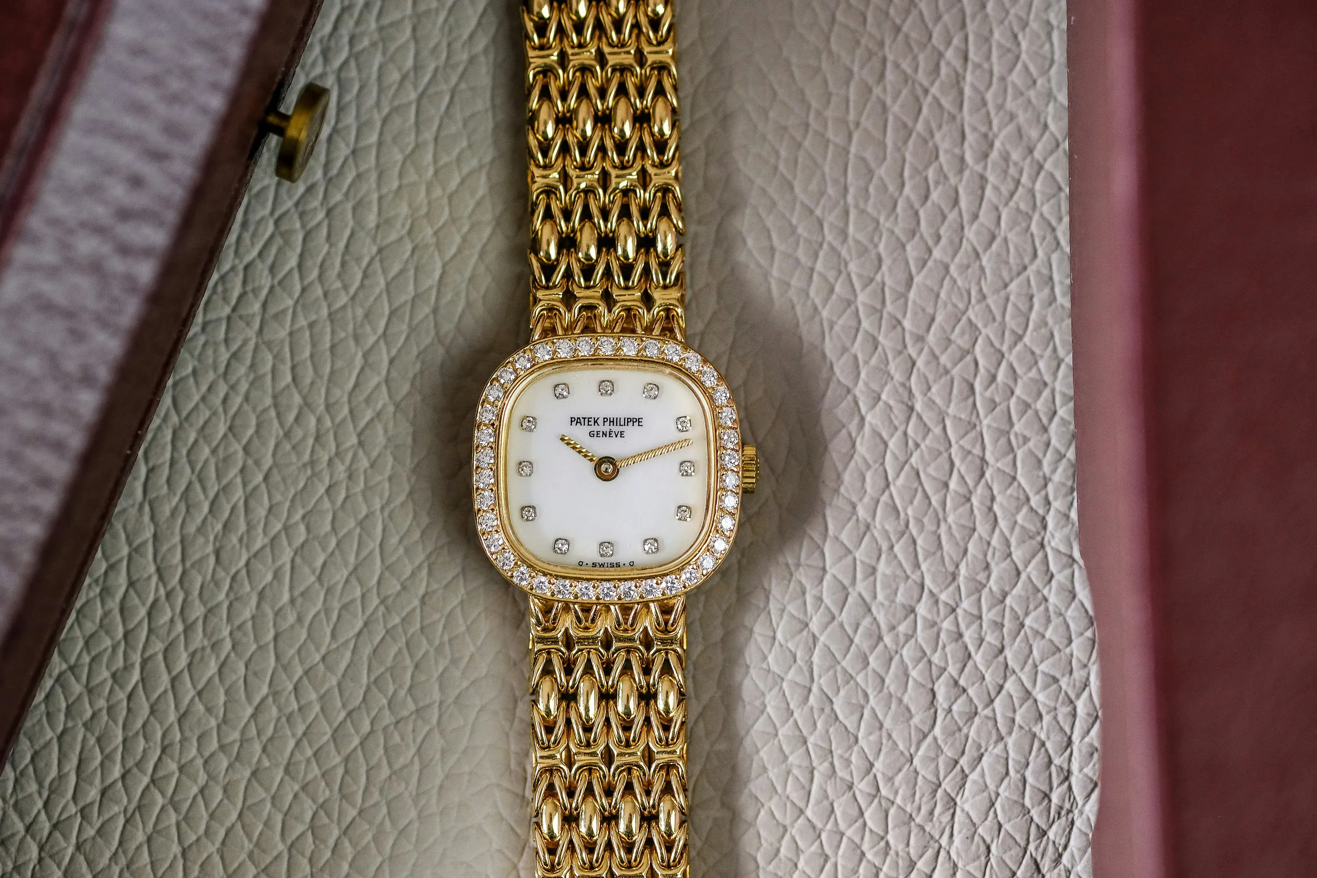 Patek Philippe 4712/1 20mm Yellow gold and Diamond Mother of pearl with diamond 3