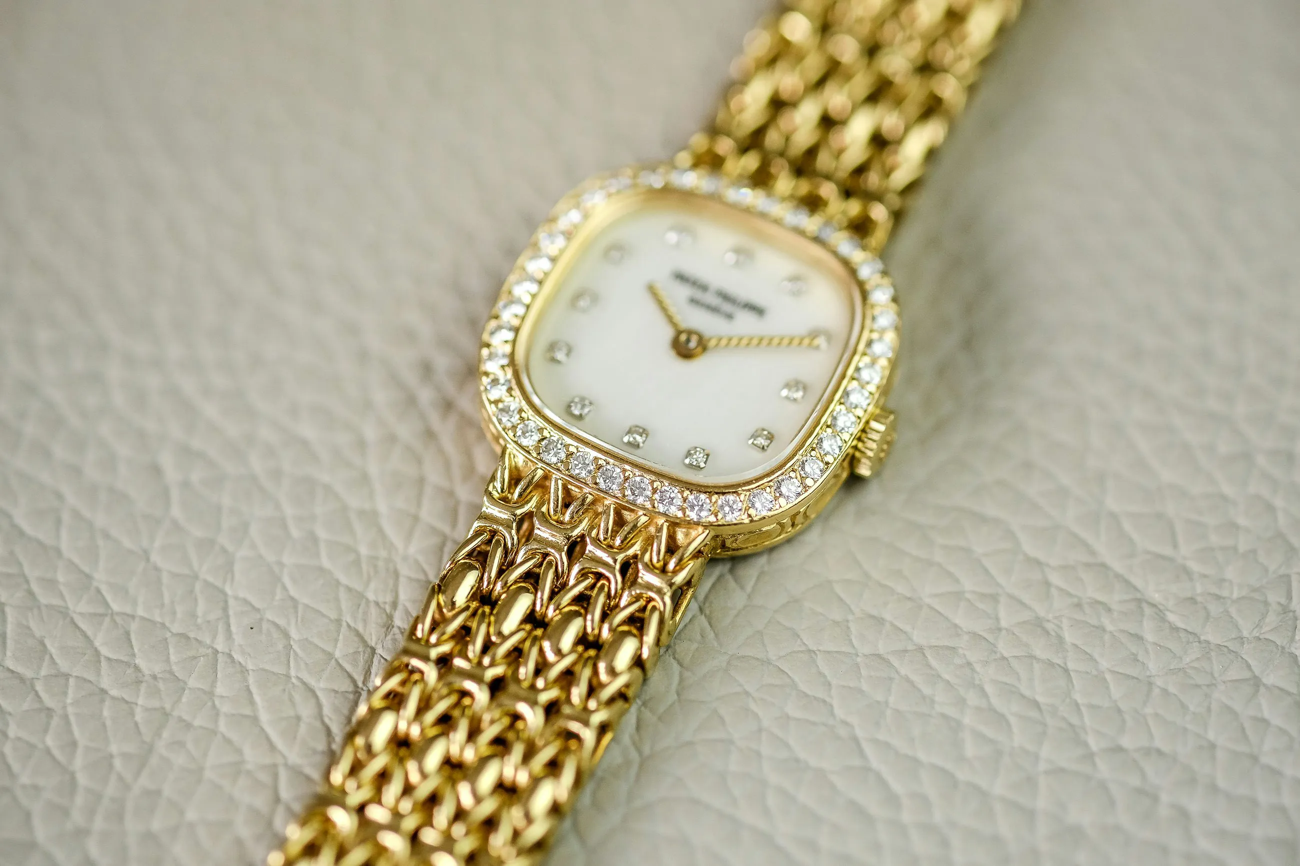 Patek Philippe 4712/1 20mm Yellow gold and Diamond Mother of pearl with diamond 4