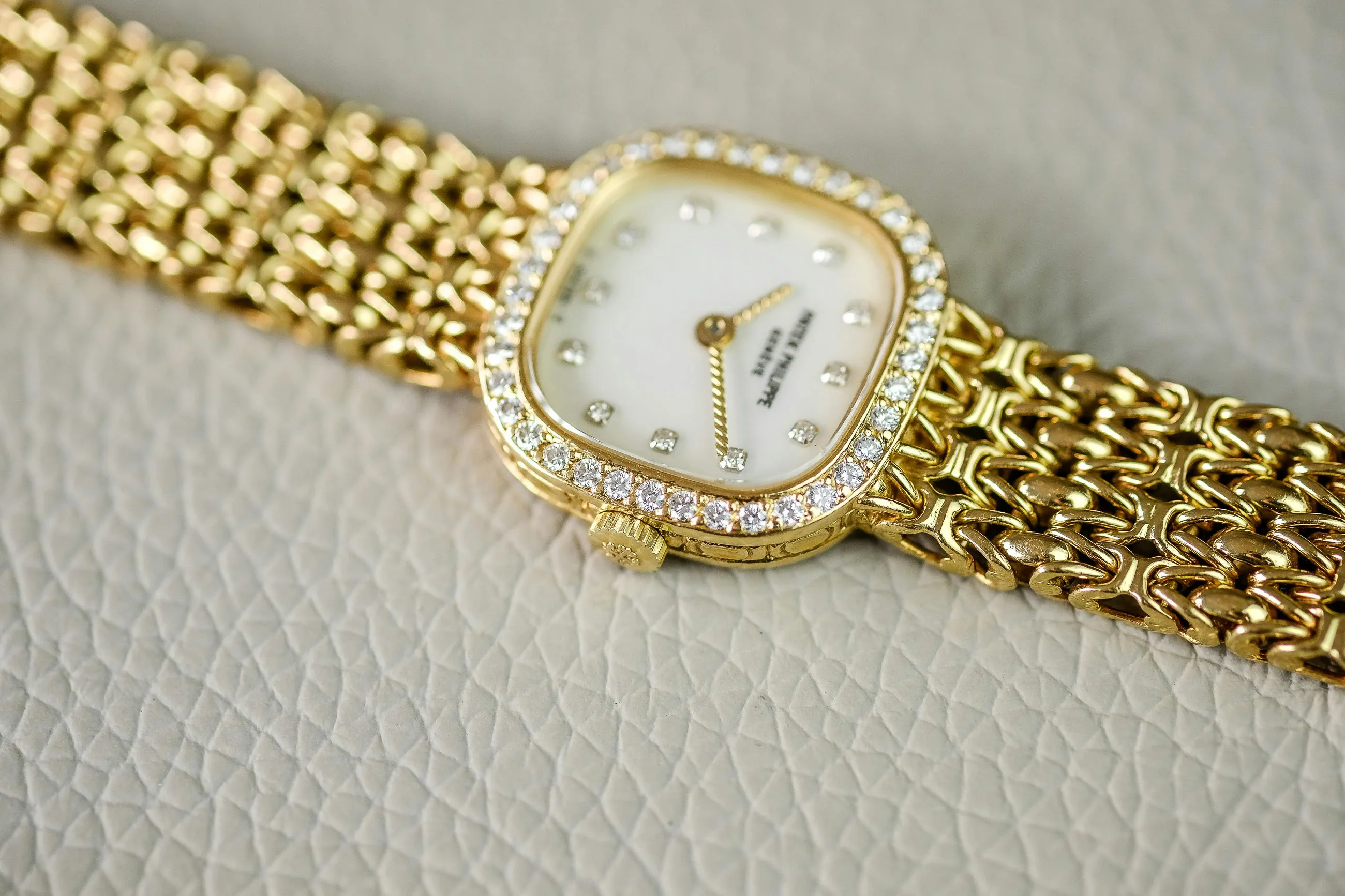 Patek Philippe 4712/1 20mm Yellow gold and Diamond Mother of pearl with diamond 5