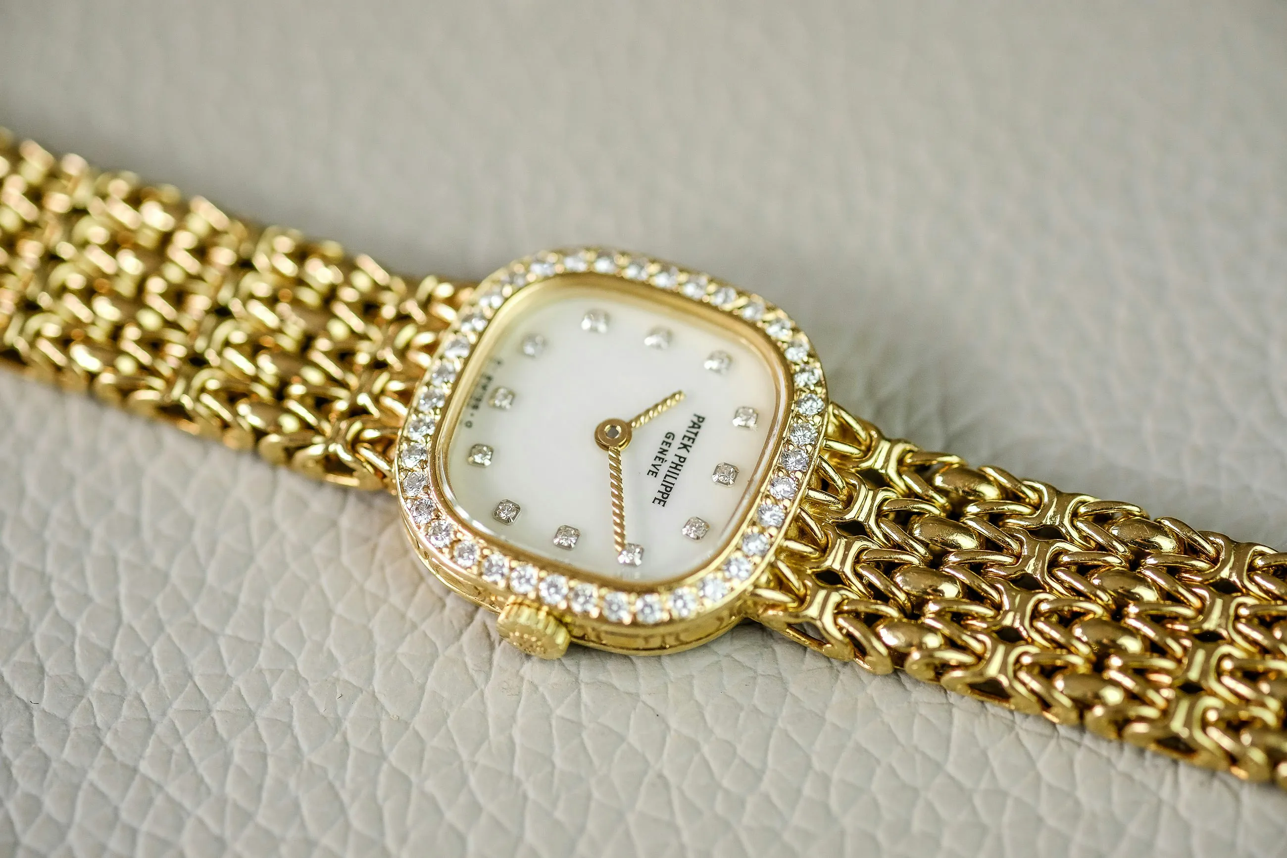 Patek Philippe 4712/1 20mm Yellow gold and Diamond Mother of pearl with diamond 6