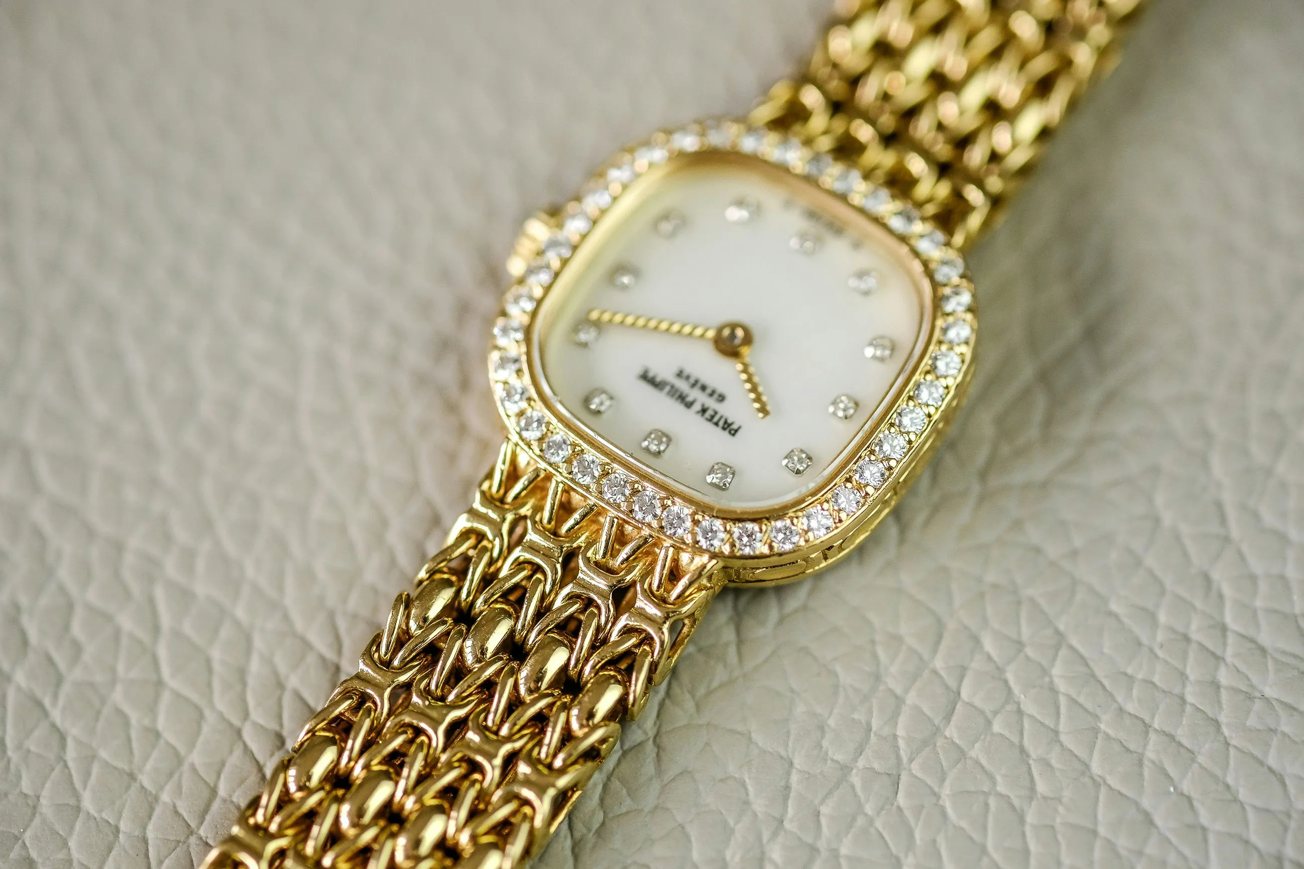 Patek Philippe 4712/1 20mm Yellow gold and Diamond Mother of pearl with diamond 7