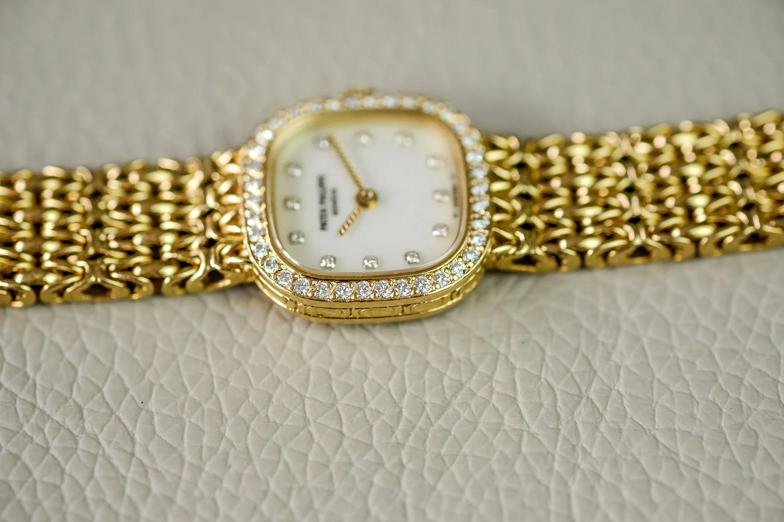 Patek Philippe 4712/1 20mm Yellow gold and Diamond Mother of pearl with diamond 8