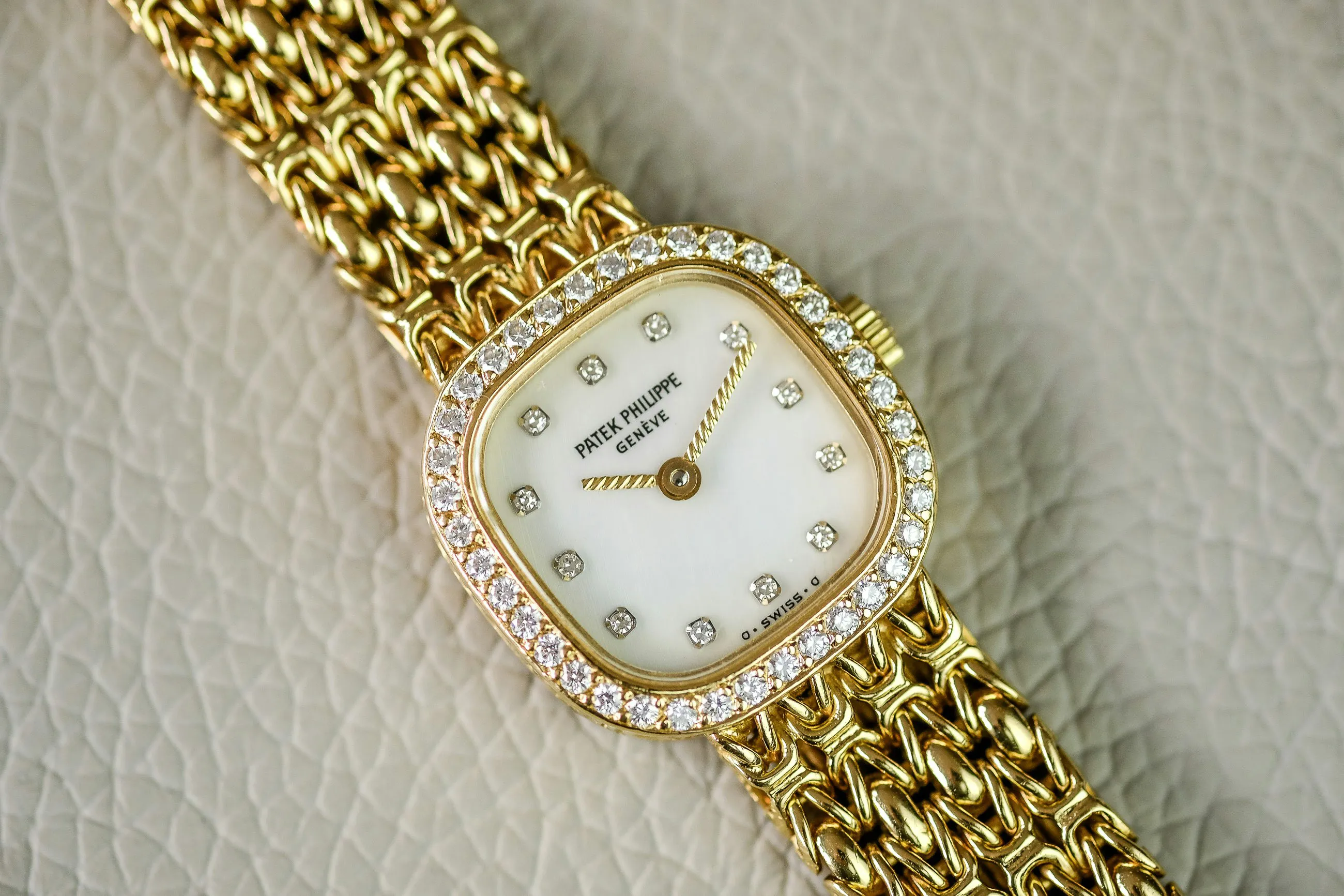 Patek Philippe 4712/1 20mm Yellow gold and Diamond Mother of pearl with diamond 9