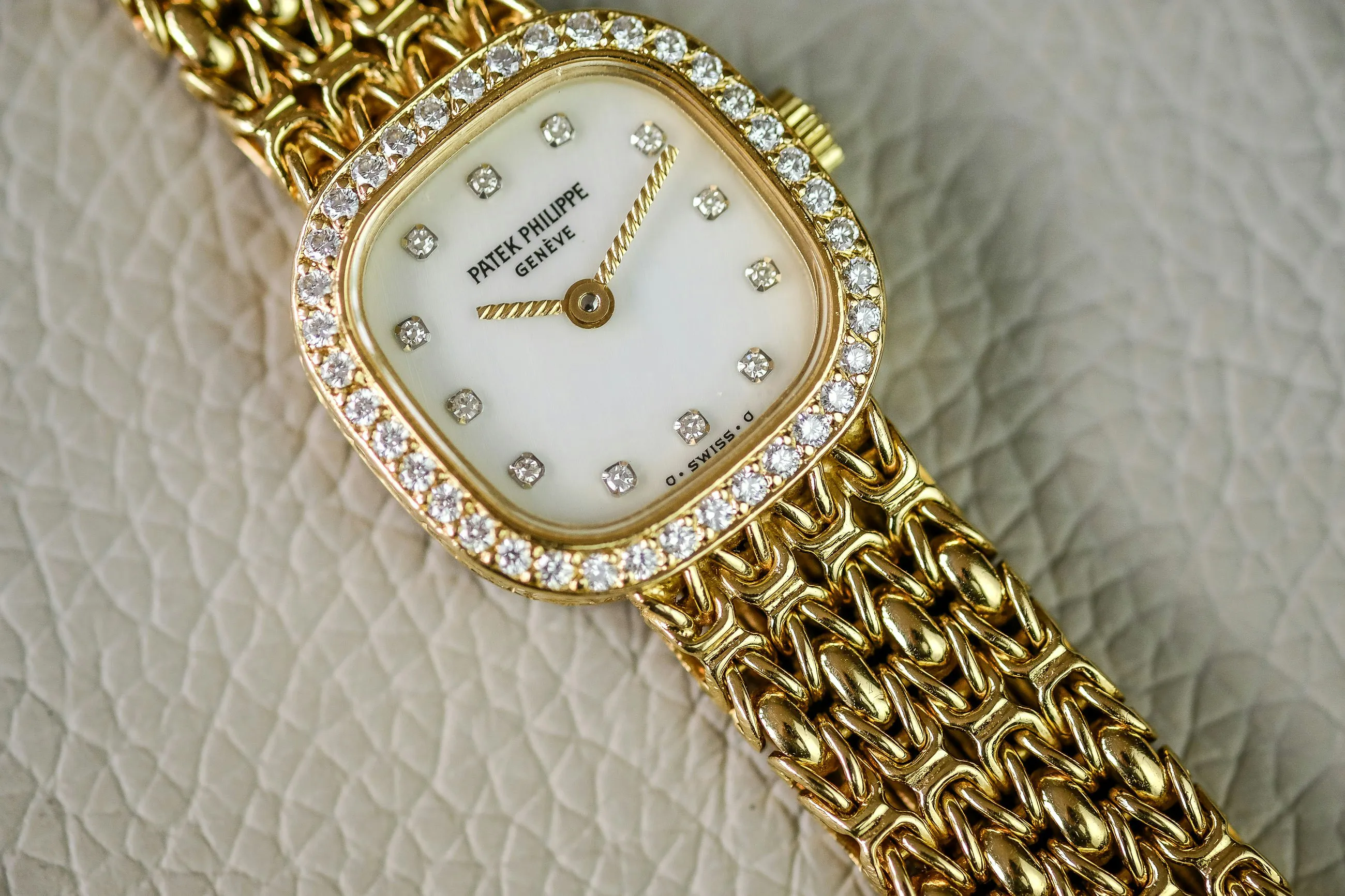 Patek Philippe 4712/1 20mm Yellow gold and Diamond Mother of pearl with diamond 10