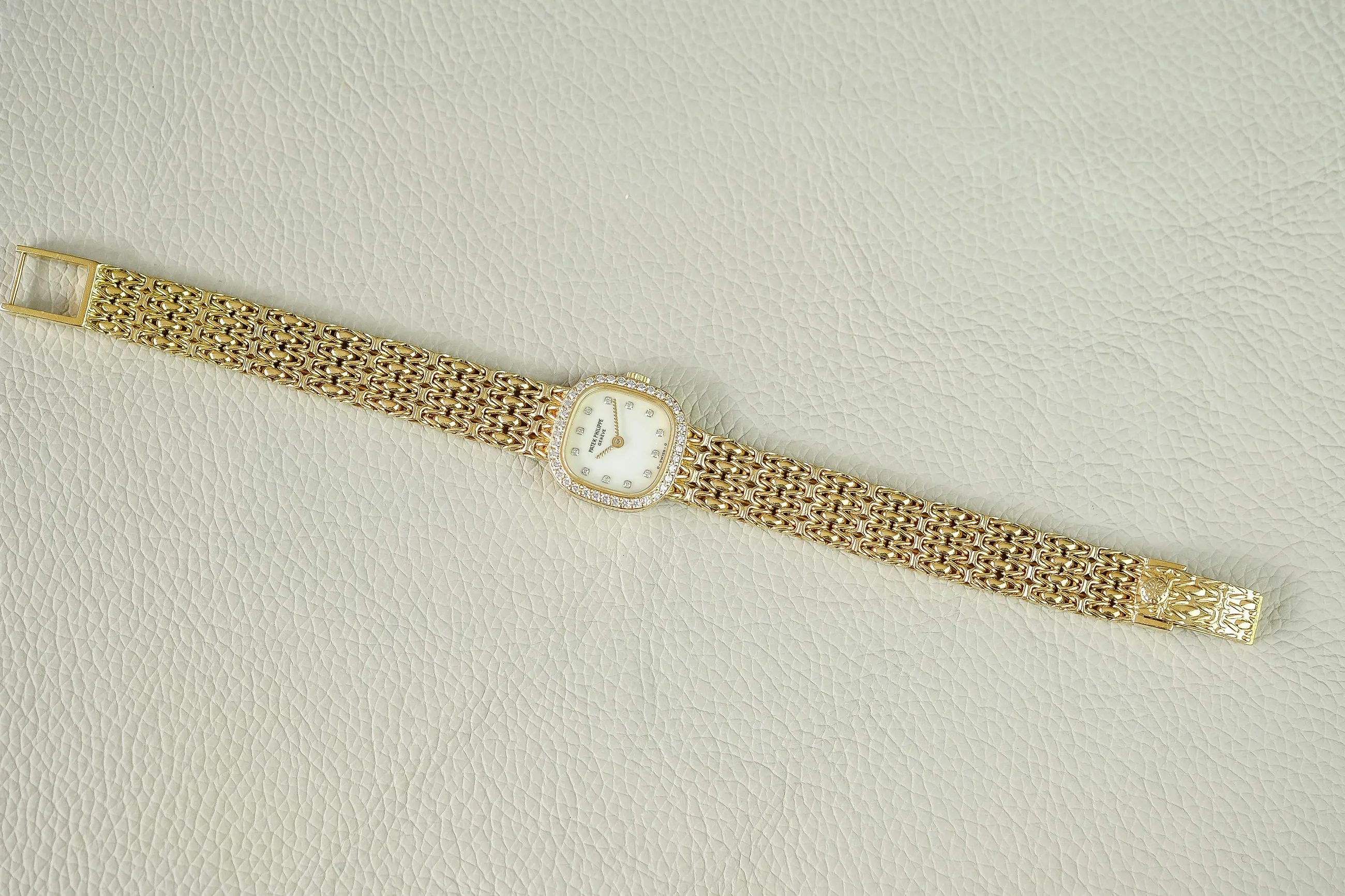 Patek Philippe 4712/1 20mm Yellow gold and Diamond Mother of pearl with diamond 18