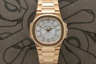 Patek Philippe Nautilus 7011/1R-001 Rose gold White