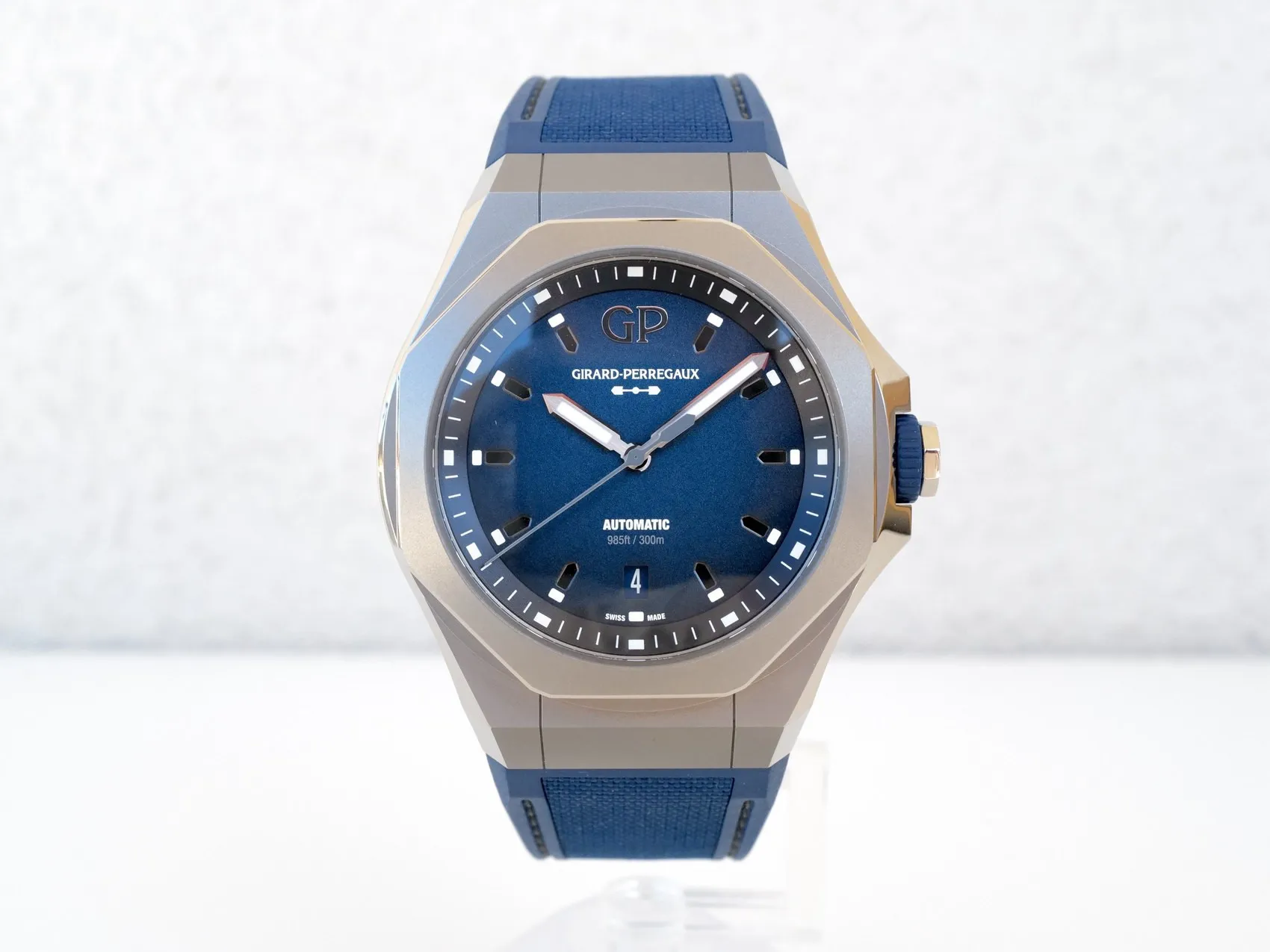 Girard-Perregaux Laureato 81070-21-002-FB6A 44mm Titanium Blue