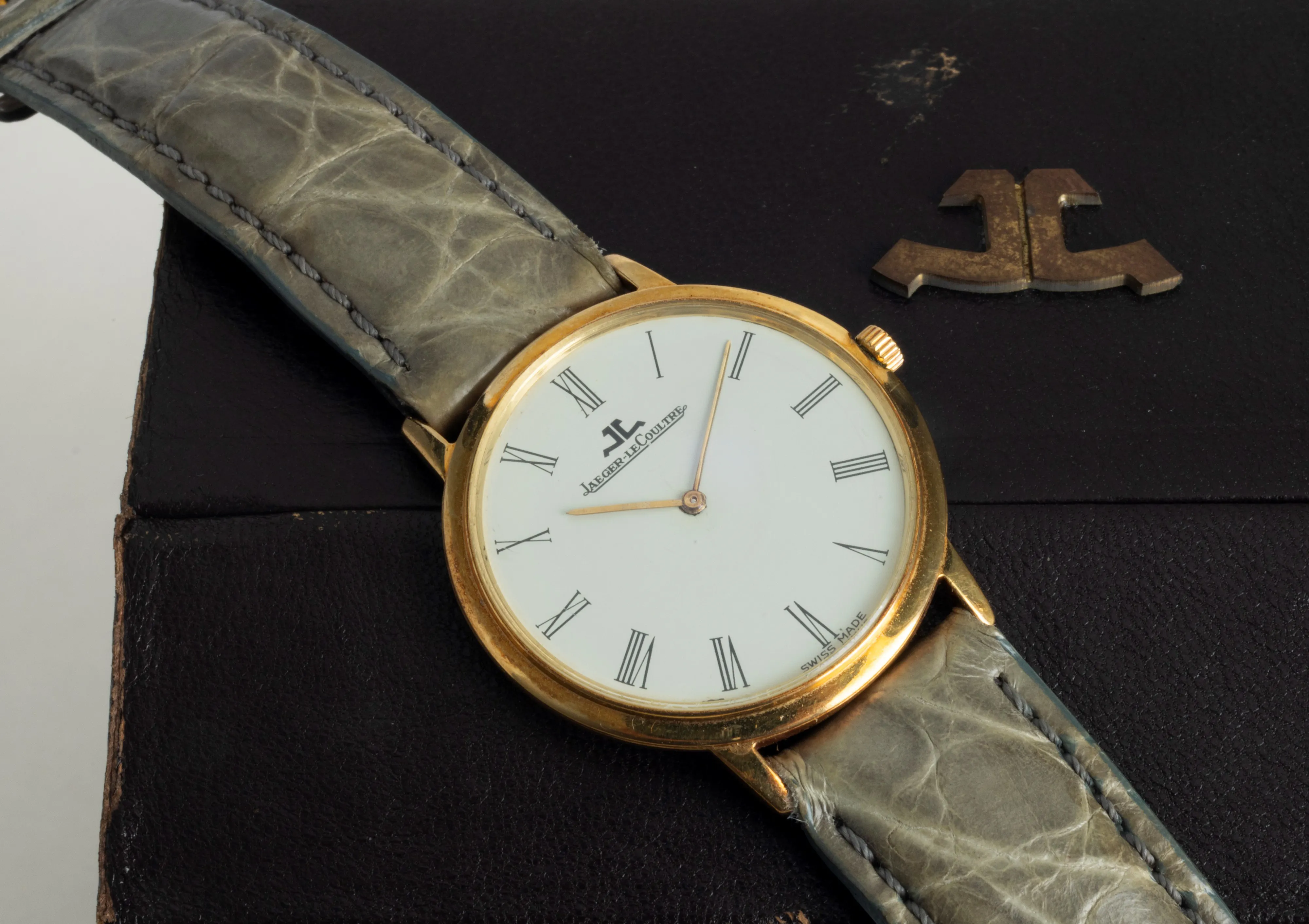 Jaeger-LeCoultre Extra-Flat 141.118 33mm Yellow gold Silver 1