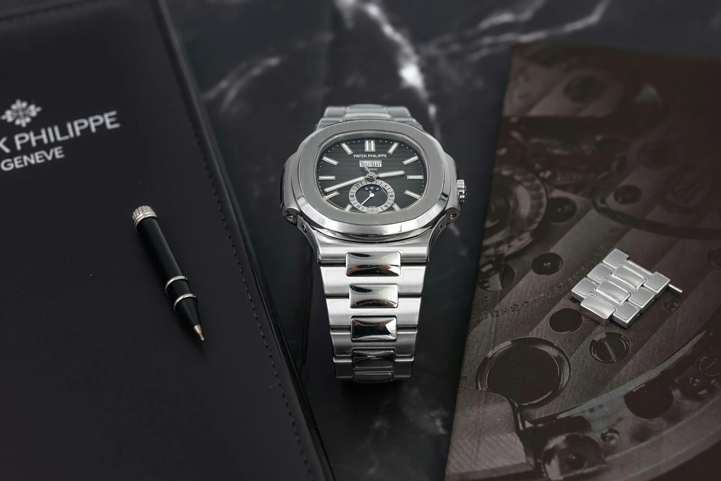 Patek Philippe Nautilus 5726/1A 40.5mm Stainless steel Grey 6