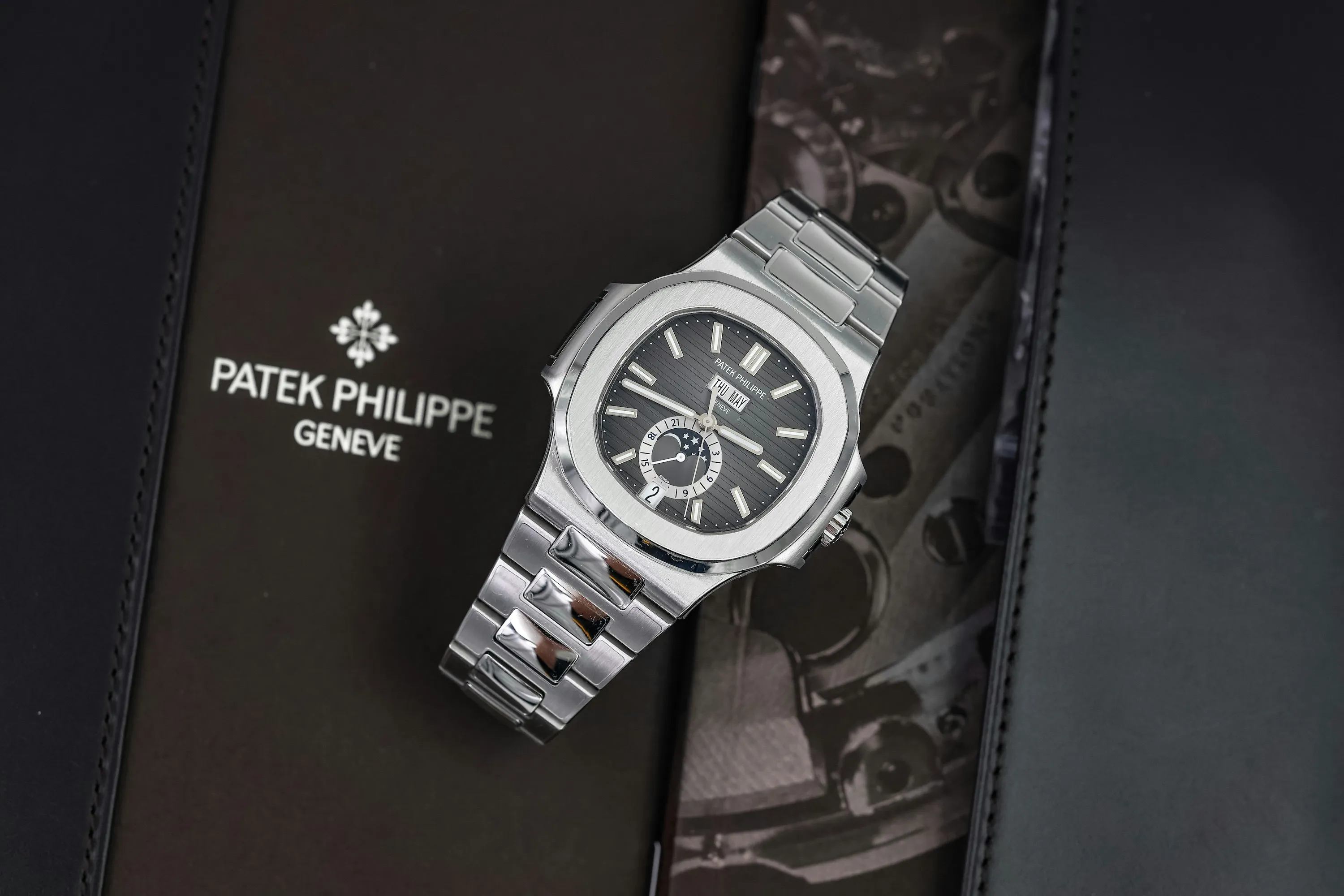 Patek Philippe Nautilus 5726/1A 40.5mm Stainless steel Grey 7