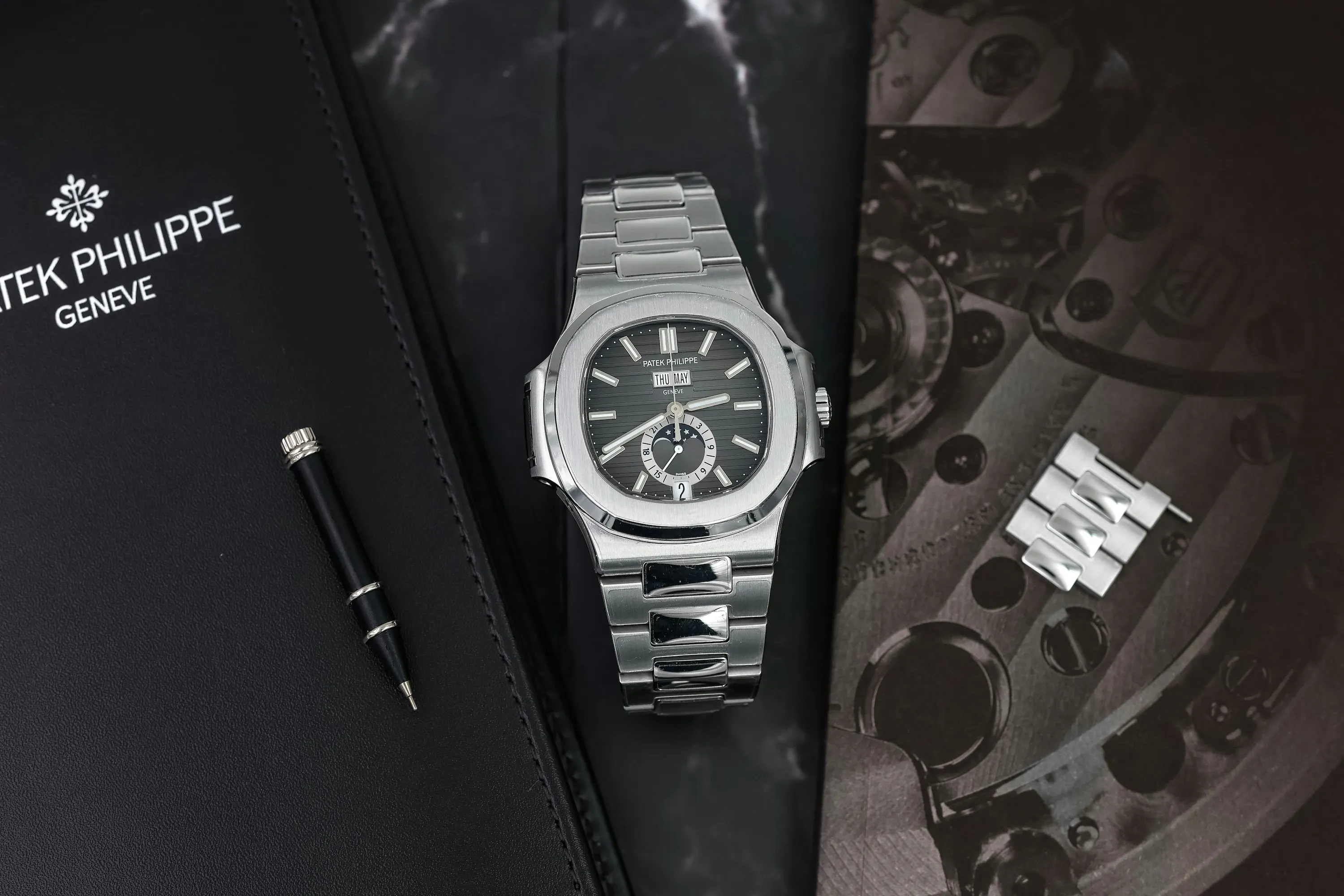 Patek Philippe Nautilus 5726/1A 40.5mm Stainless steel Grey 8