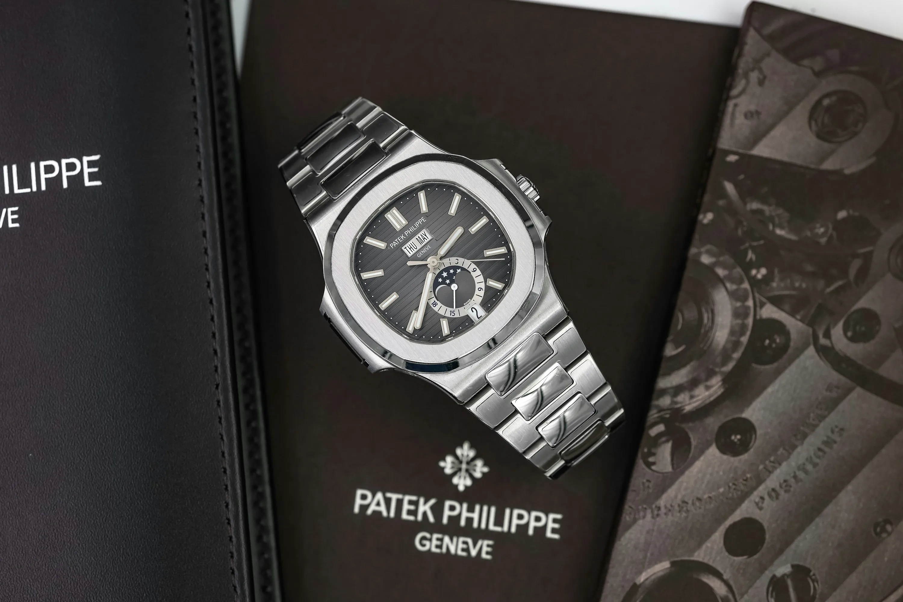 Patek Philippe Nautilus 5726/1A 40.5mm Stainless steel Grey 9