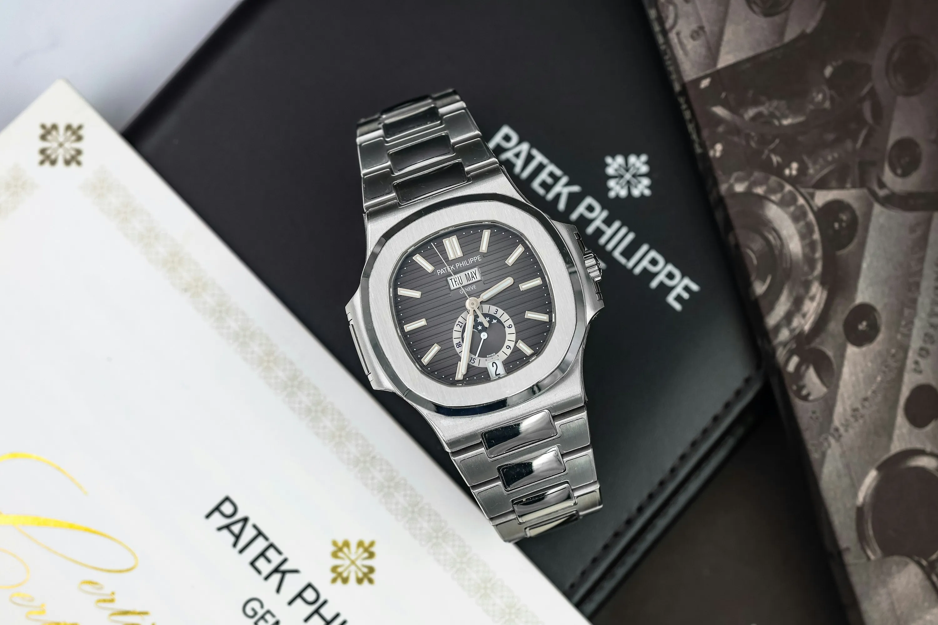 Patek Philippe Nautilus 5726/1A 40.5mm Stainless steel Grey 10