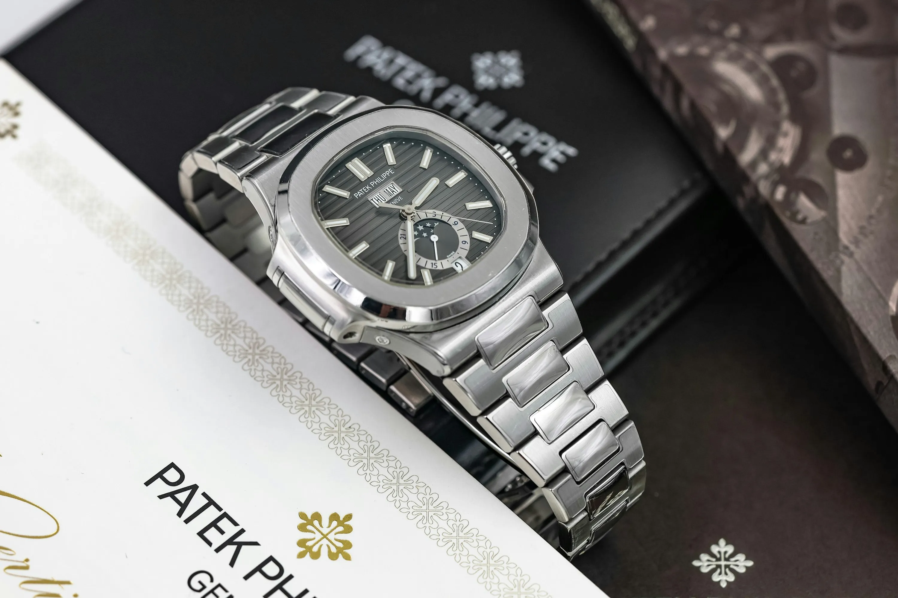 Patek Philippe Nautilus 5726/1A 40.5mm Stainless steel Grey 12