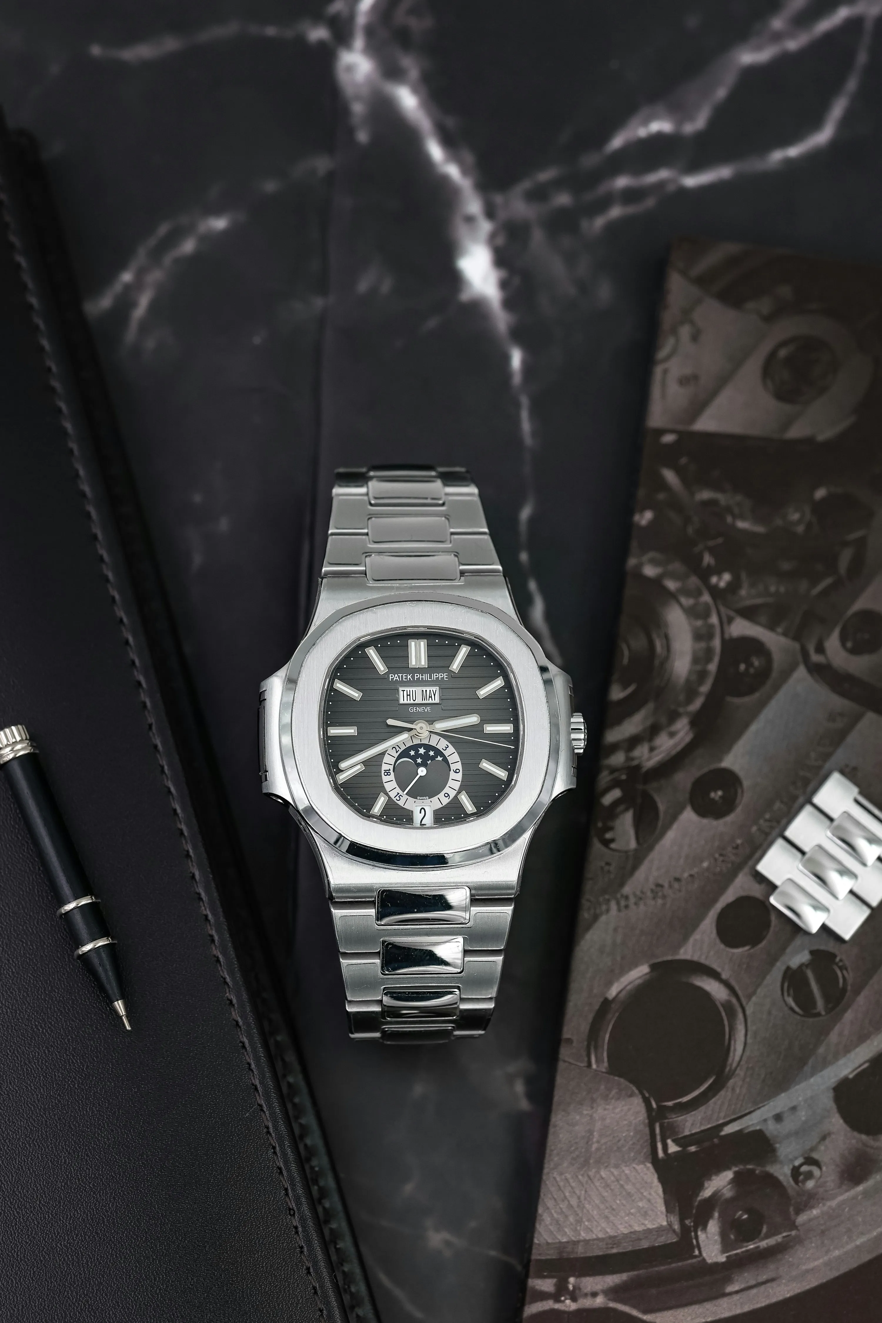 Patek Philippe Nautilus 5726/1A 40.5mm Stainless steel Grey 13