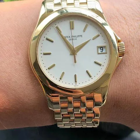 Patek Philippe Calatrava 5107J 37mm Yellow gold White