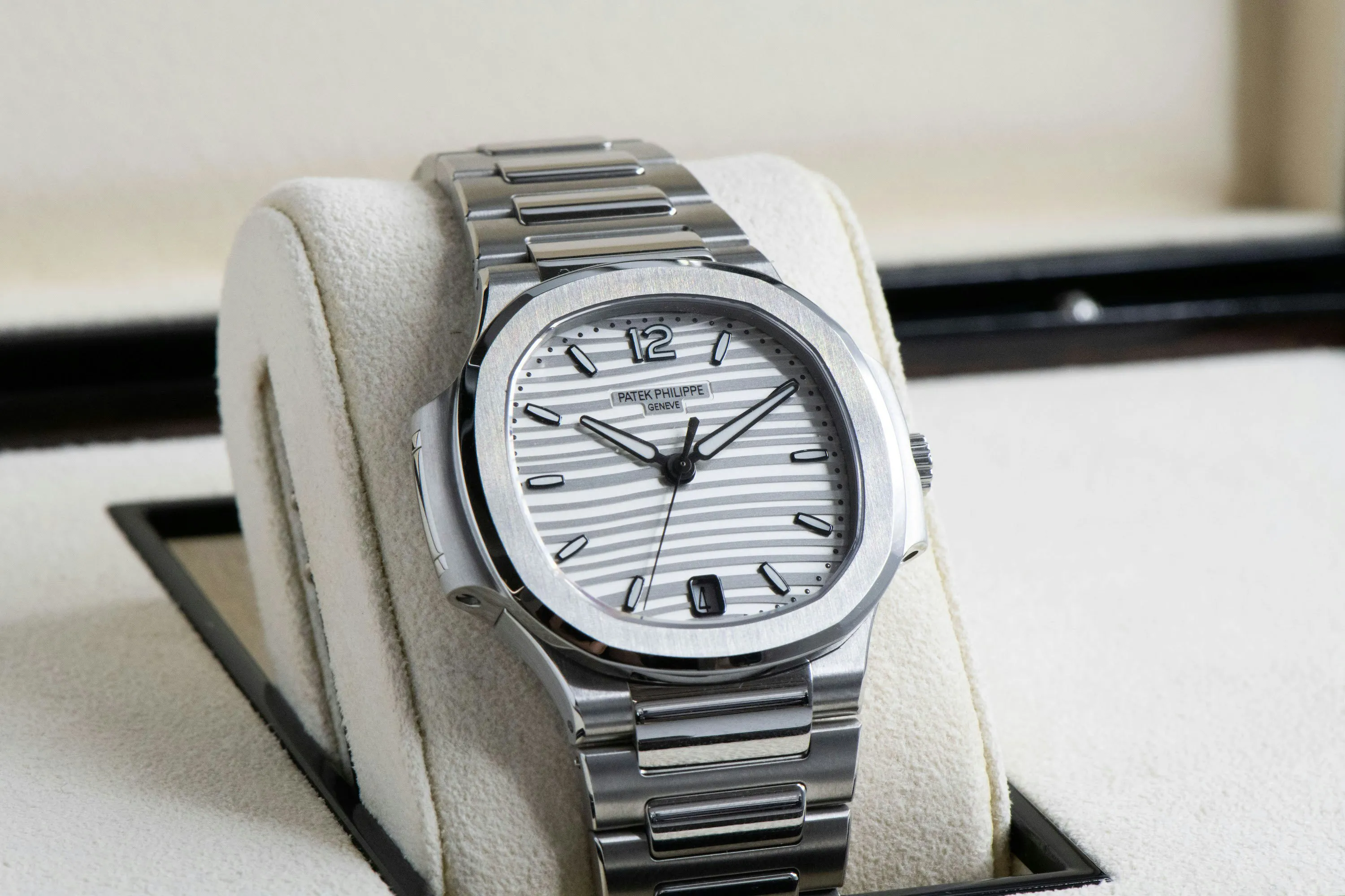 Patek Philippe Nautilus 7118/1A 35.2mm Stainless steel Silver 1