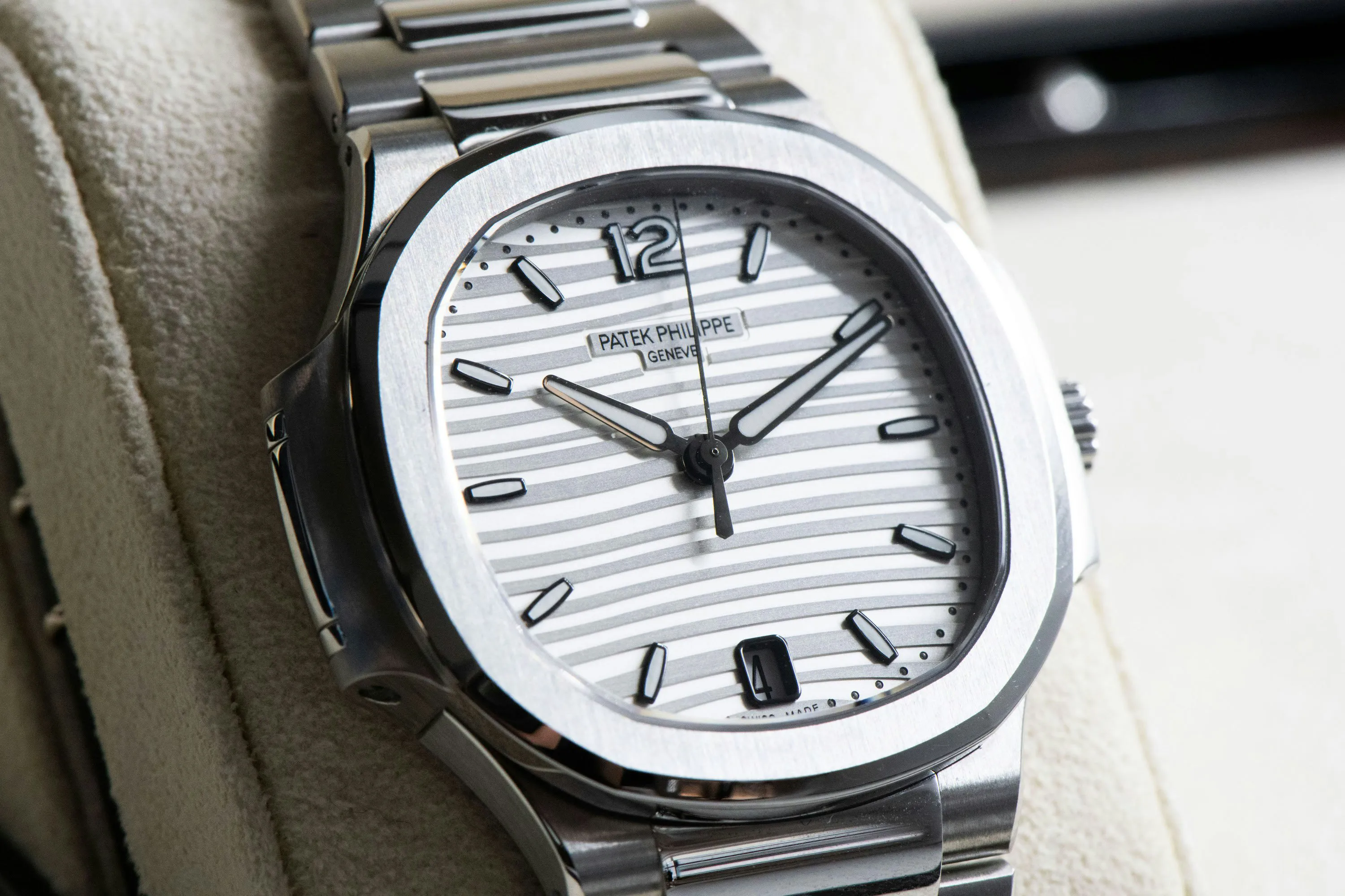 Patek Philippe Nautilus 7118/1A 35.2mm Stainless steel Silver 2