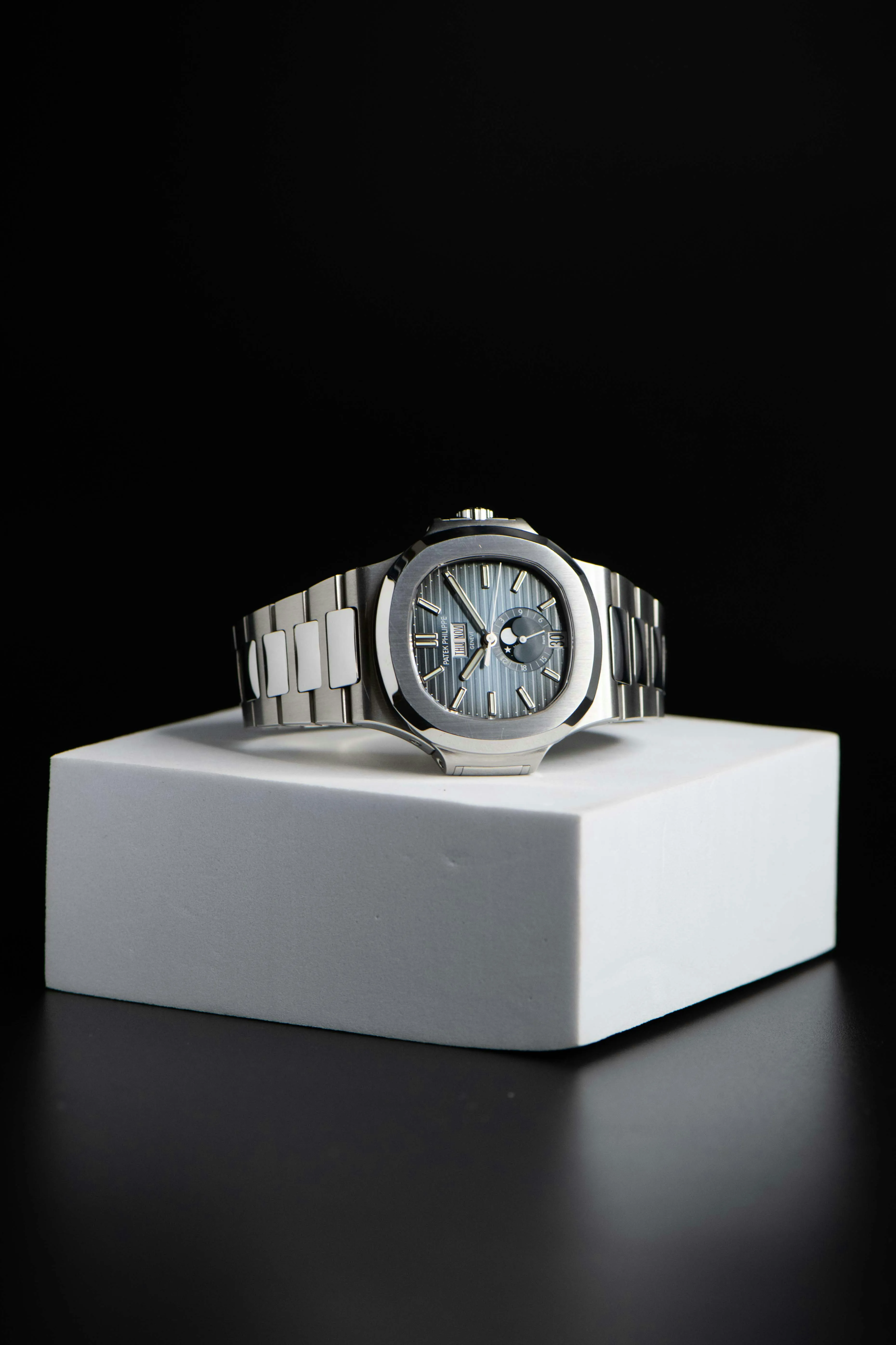 Patek Philippe Nautilus 5726/1A-014 40.5mm Stainless steel Blue 11