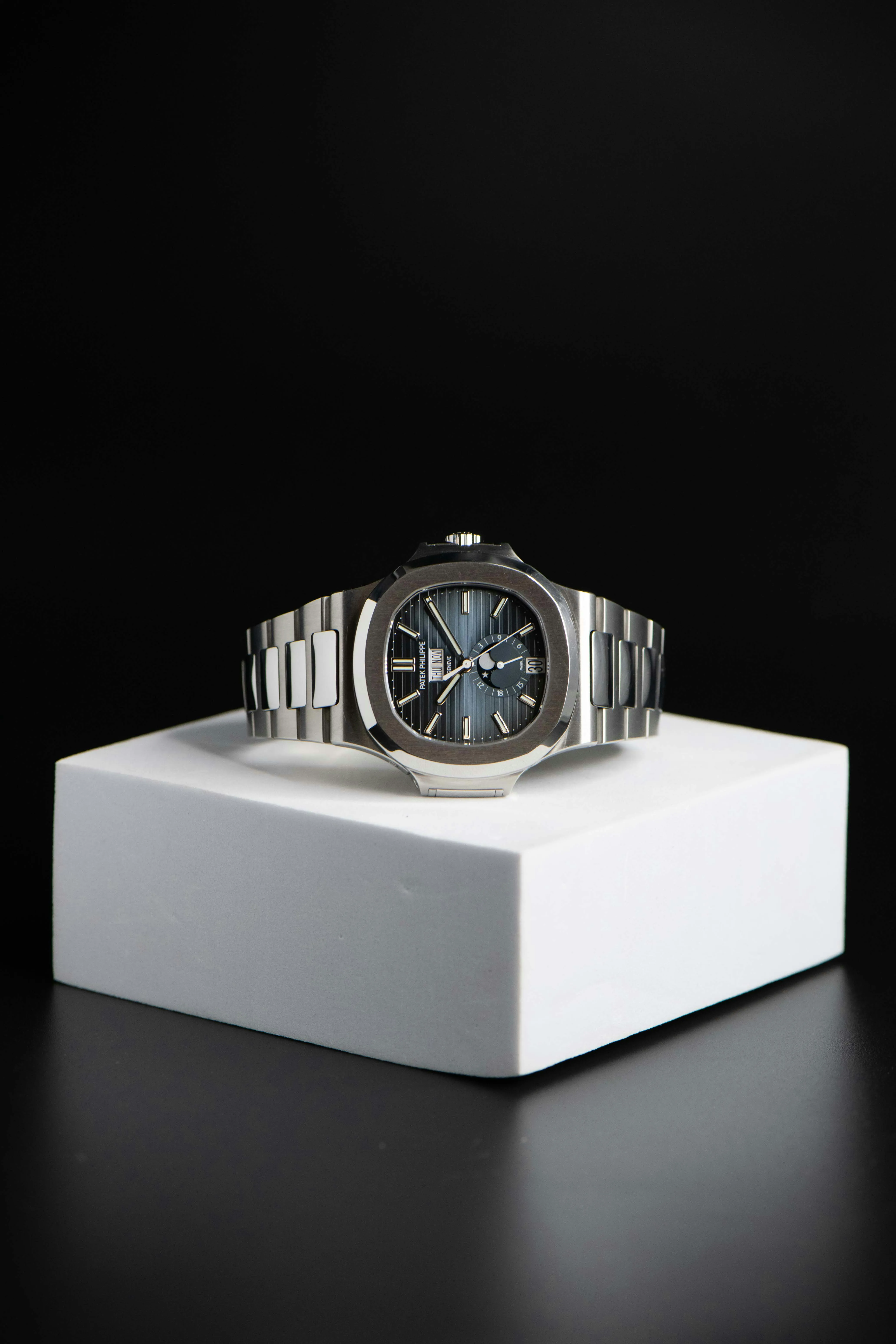 Patek Philippe Nautilus 5726/1A-014 40.5mm Stainless steel Blue 12