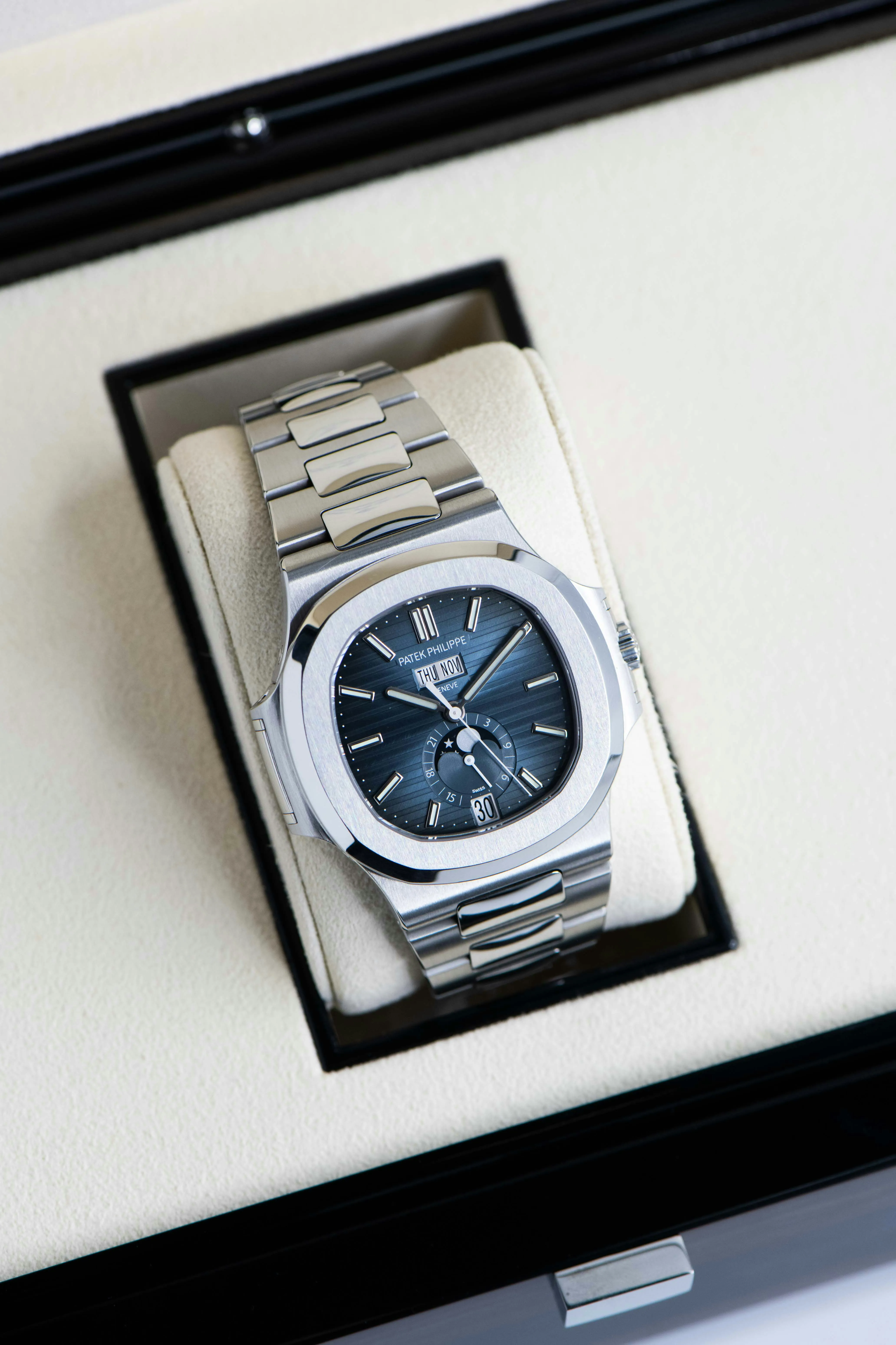 Patek Philippe Nautilus 5726/1A-014 40.5mm Stainless steel Blue 13