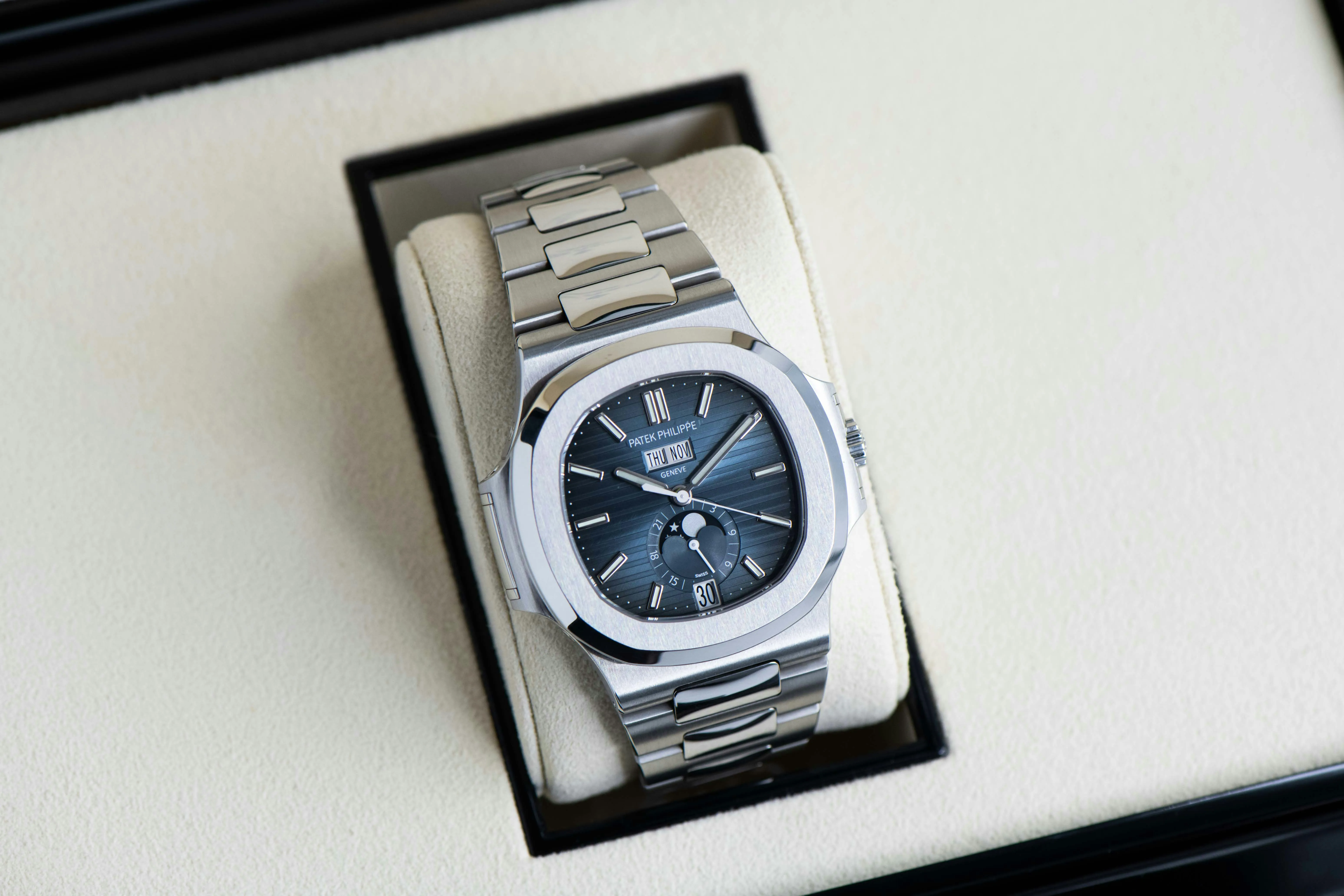 Patek Philippe Nautilus 5726/1A-014 40.5mm Stainless steel Blue 14