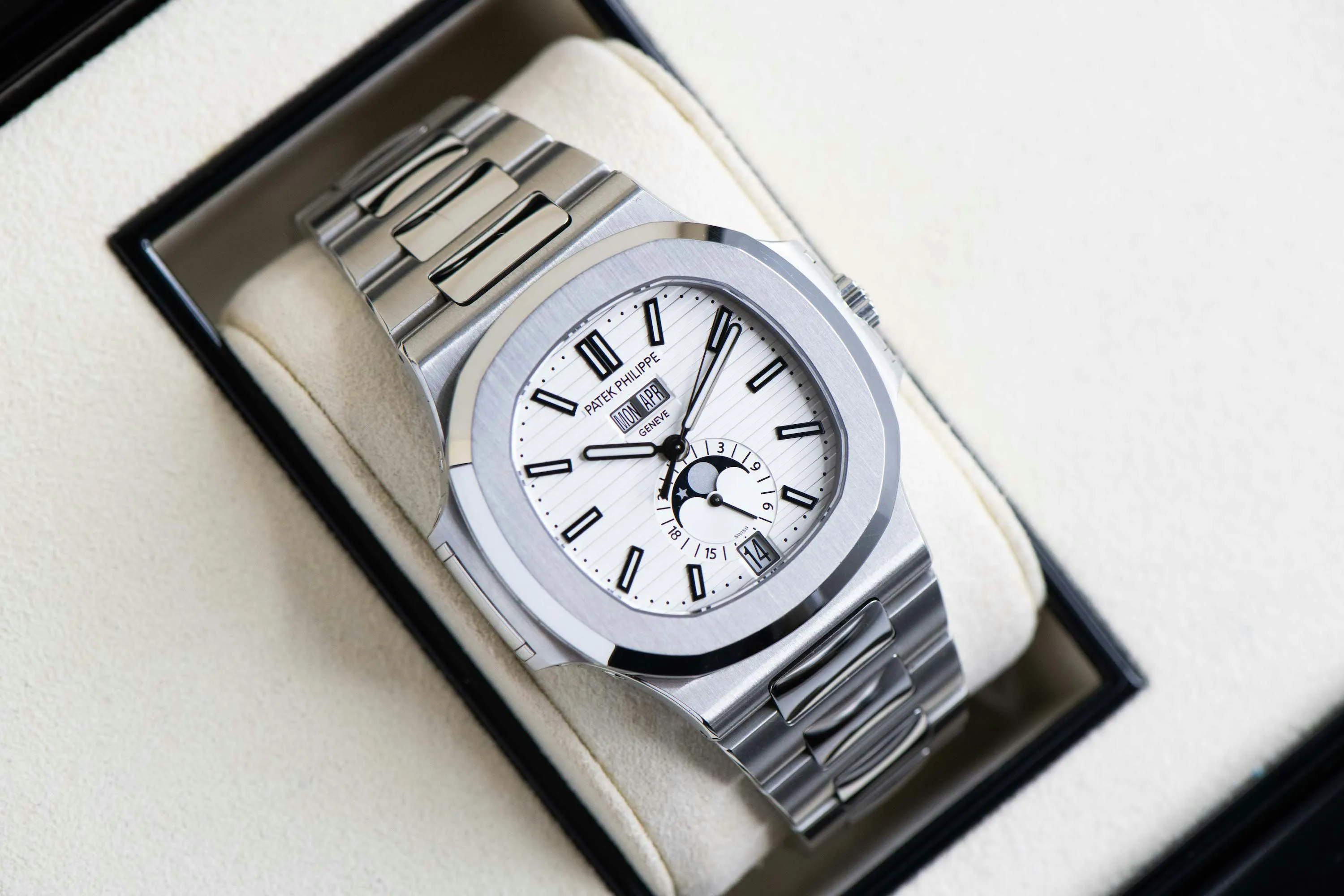 Patek Philippe Nautilus 5726/1A 40.5mm Stainless steel White 1