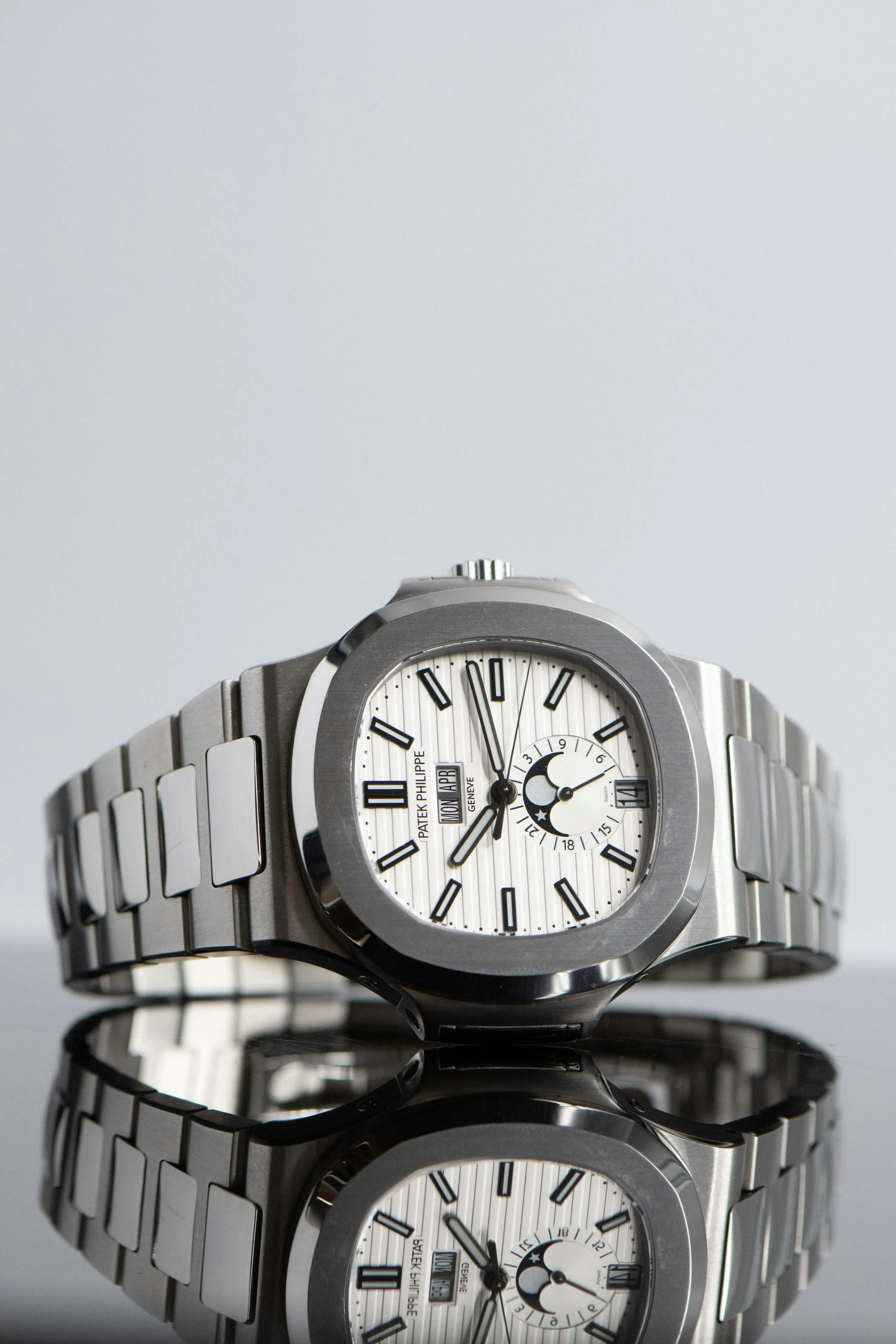 Patek Philippe Nautilus 5726/1A 40.5mm Stainless steel White 9