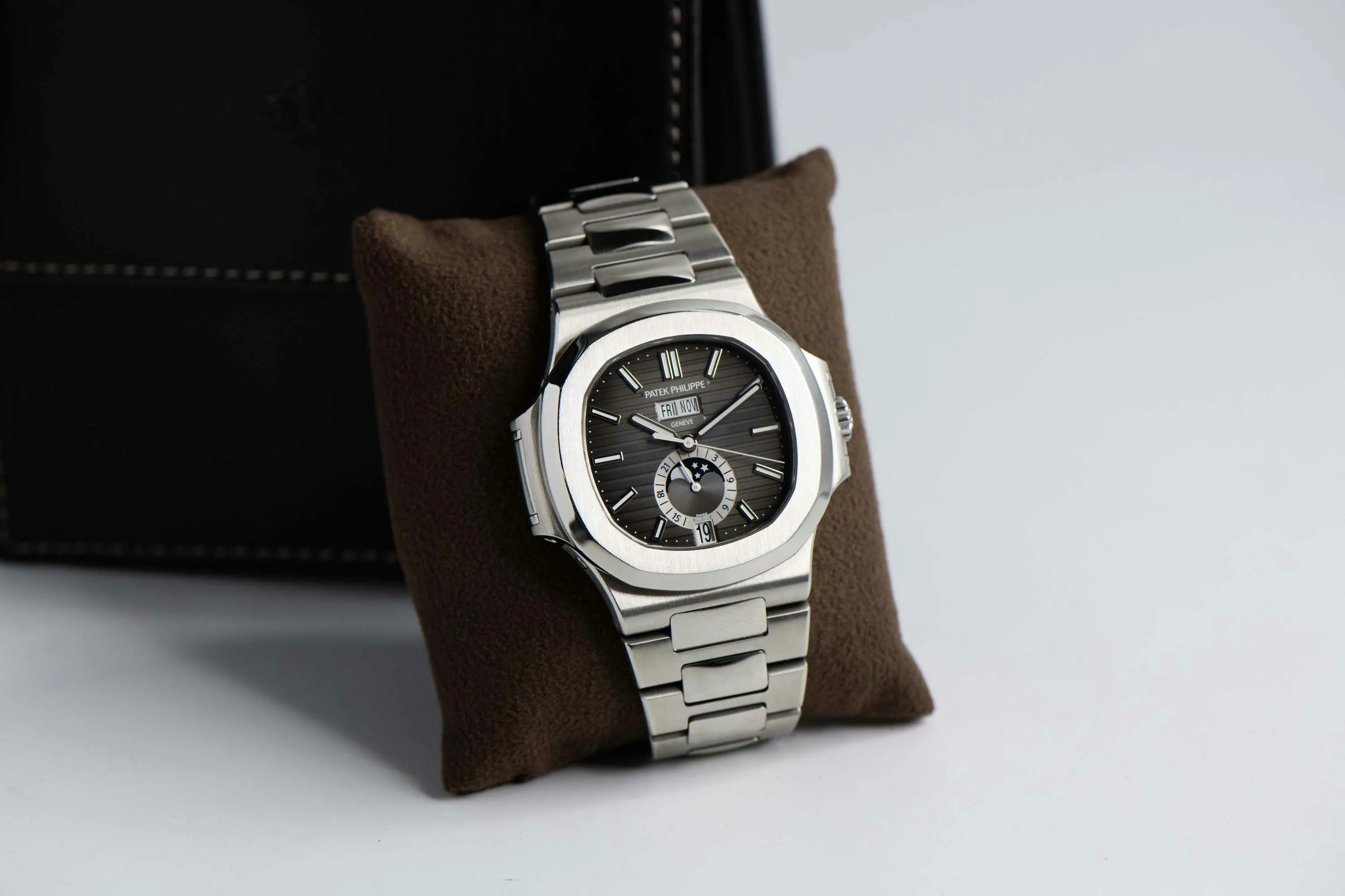 Patek Philippe Nautilus 5726/1A 40.5mm Stainless steel Grey 2