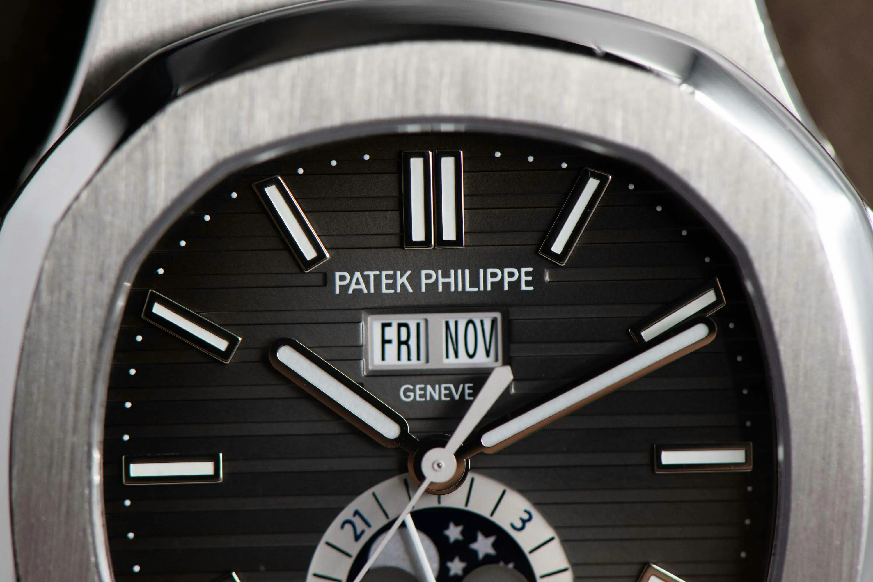 Patek Philippe Nautilus 5726/1A 40.5mm Stainless steel Grey 4