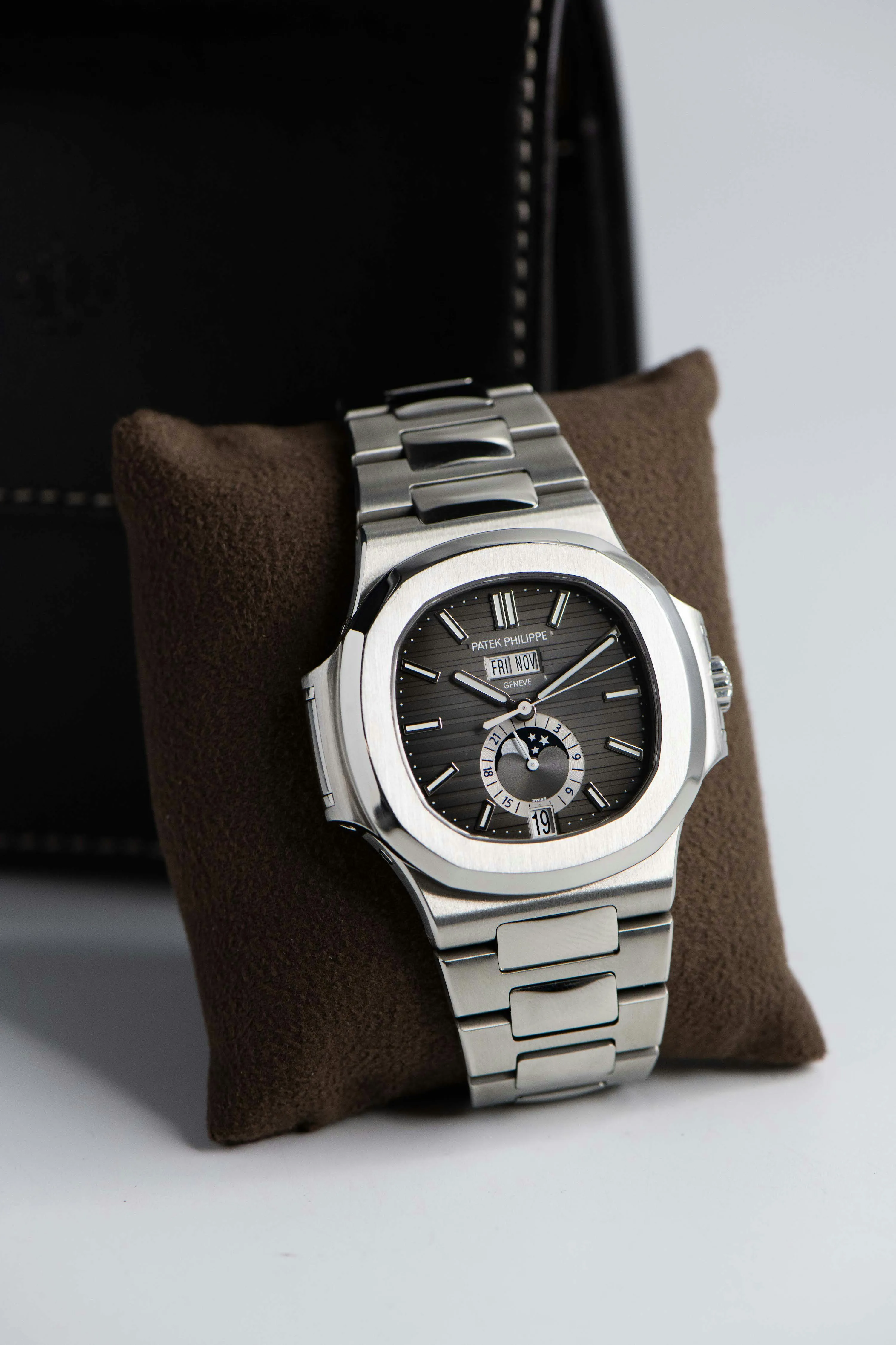 Patek Philippe Nautilus 5726/1A 40.5mm Stainless steel Grey 8