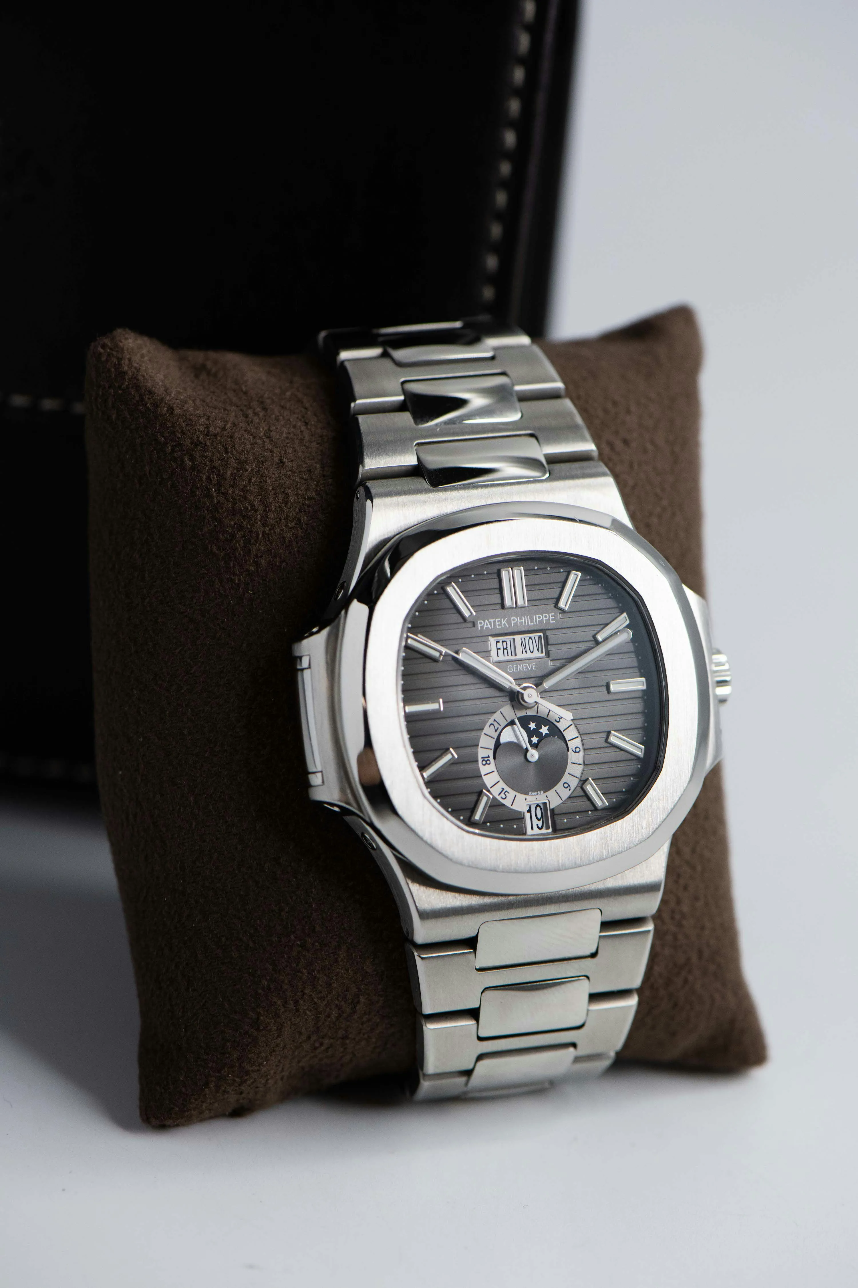 Patek Philippe Nautilus 5726/1A 40.5mm Stainless steel Grey 9