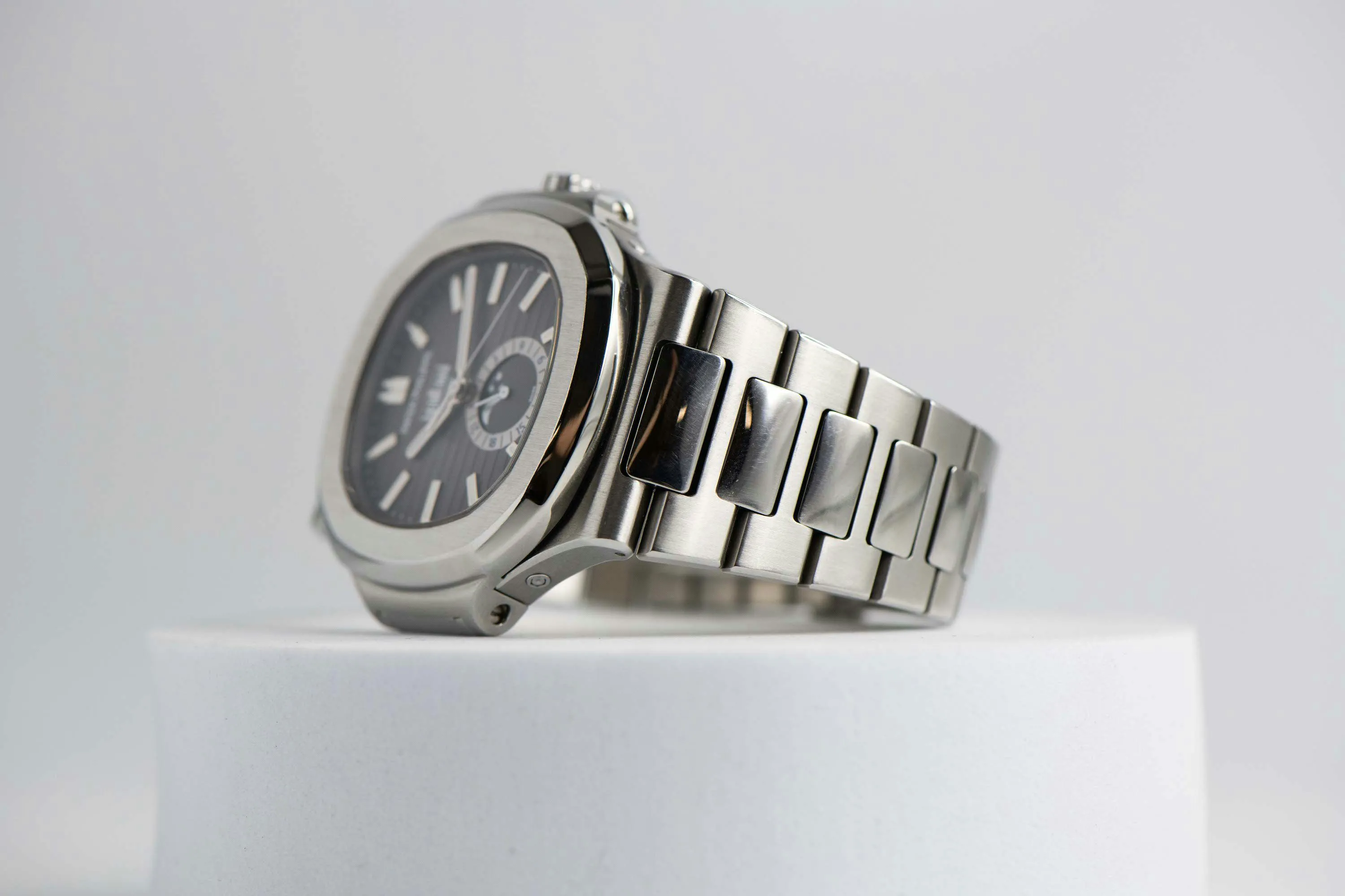 Patek Philippe Nautilus 5726/1A 40.5mm Stainless steel Grey 12