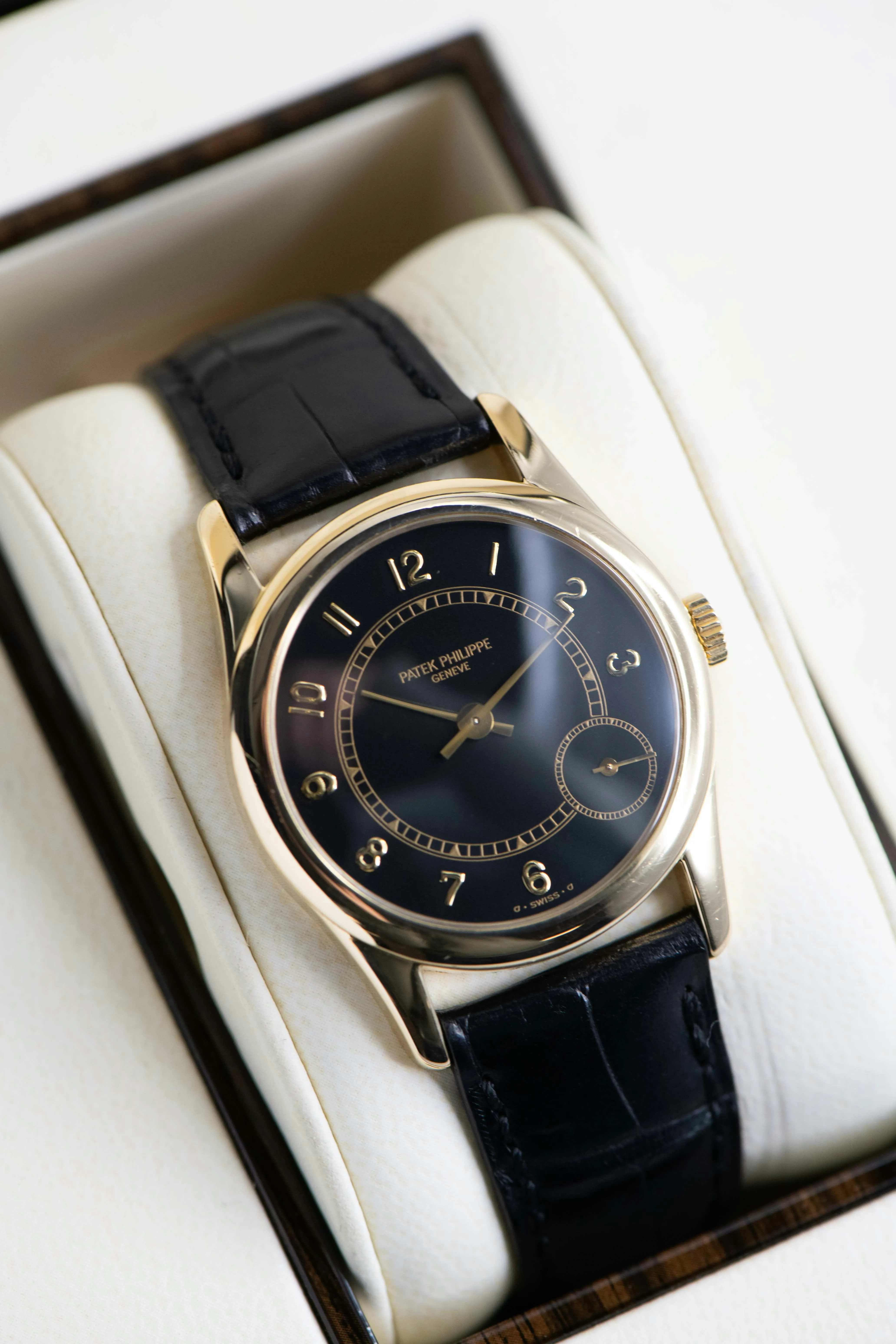 Patek Philippe Calatrava 5000j 33mm Yellow gold Black 7