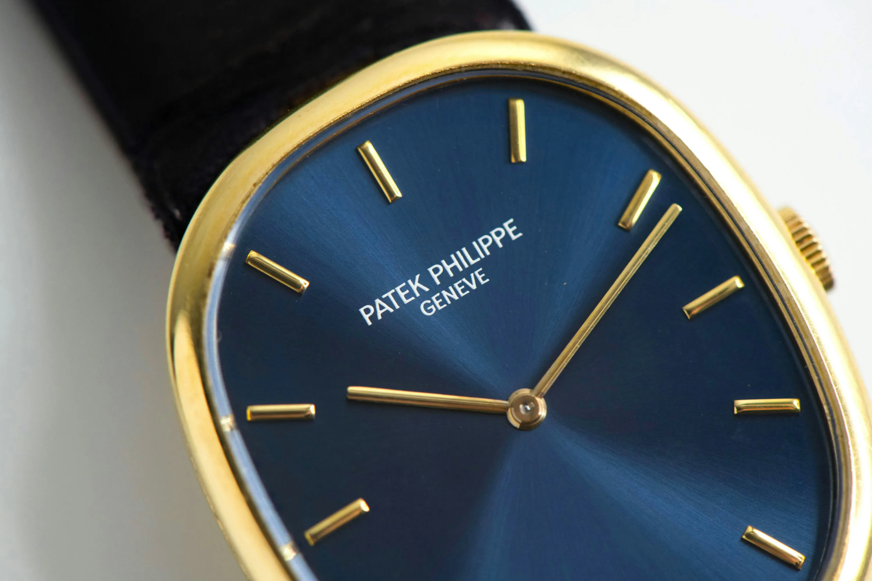 Patek Philippe Golden Ellipse 3848 32mm Yellow gold Blue 2