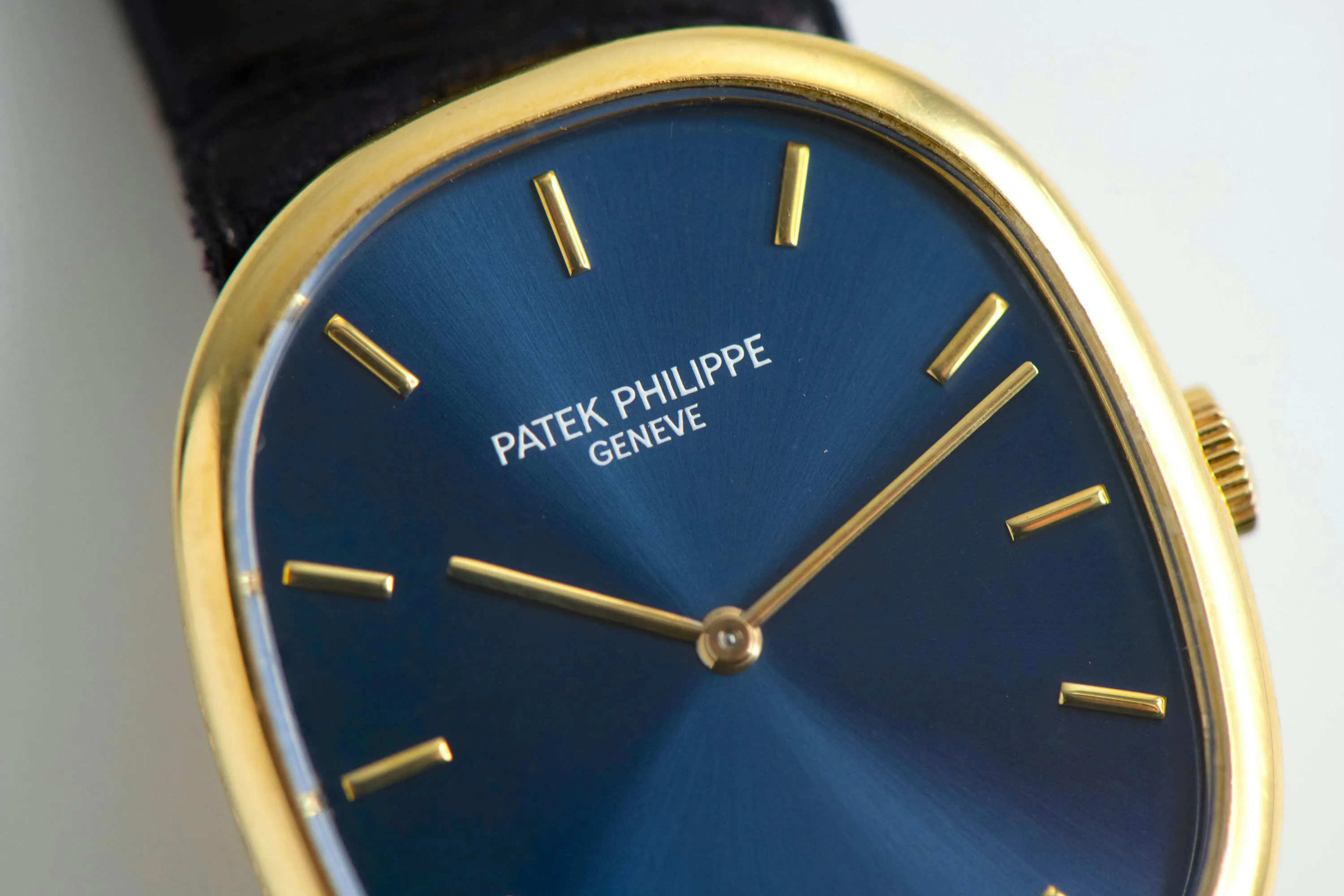 Patek Philippe Golden Ellipse 3848 32mm Yellow gold Blue 4