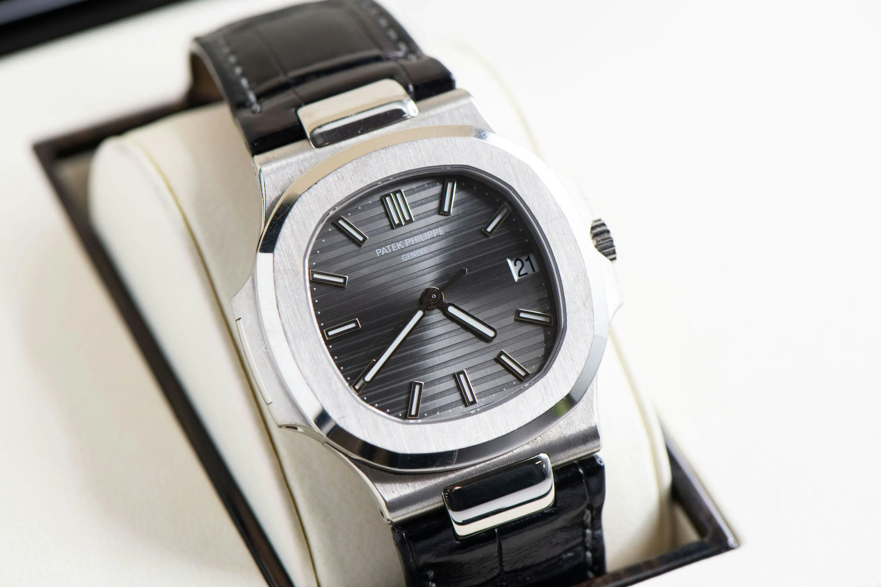 Patek Philippe Nautilus 5711G 40mm White gold Grey 1